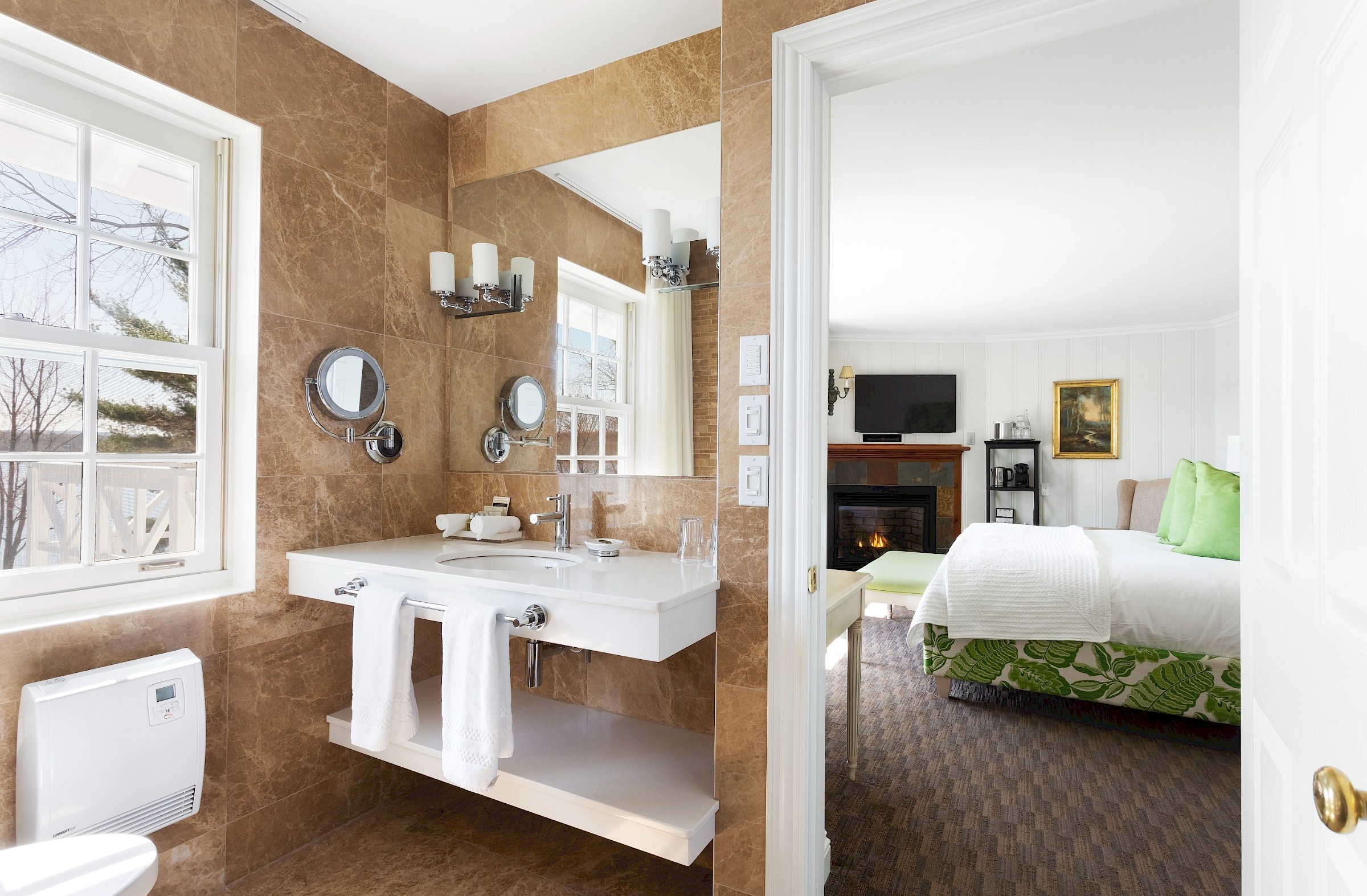 Salle de bain avec fenêtre dans une chambre de luxe