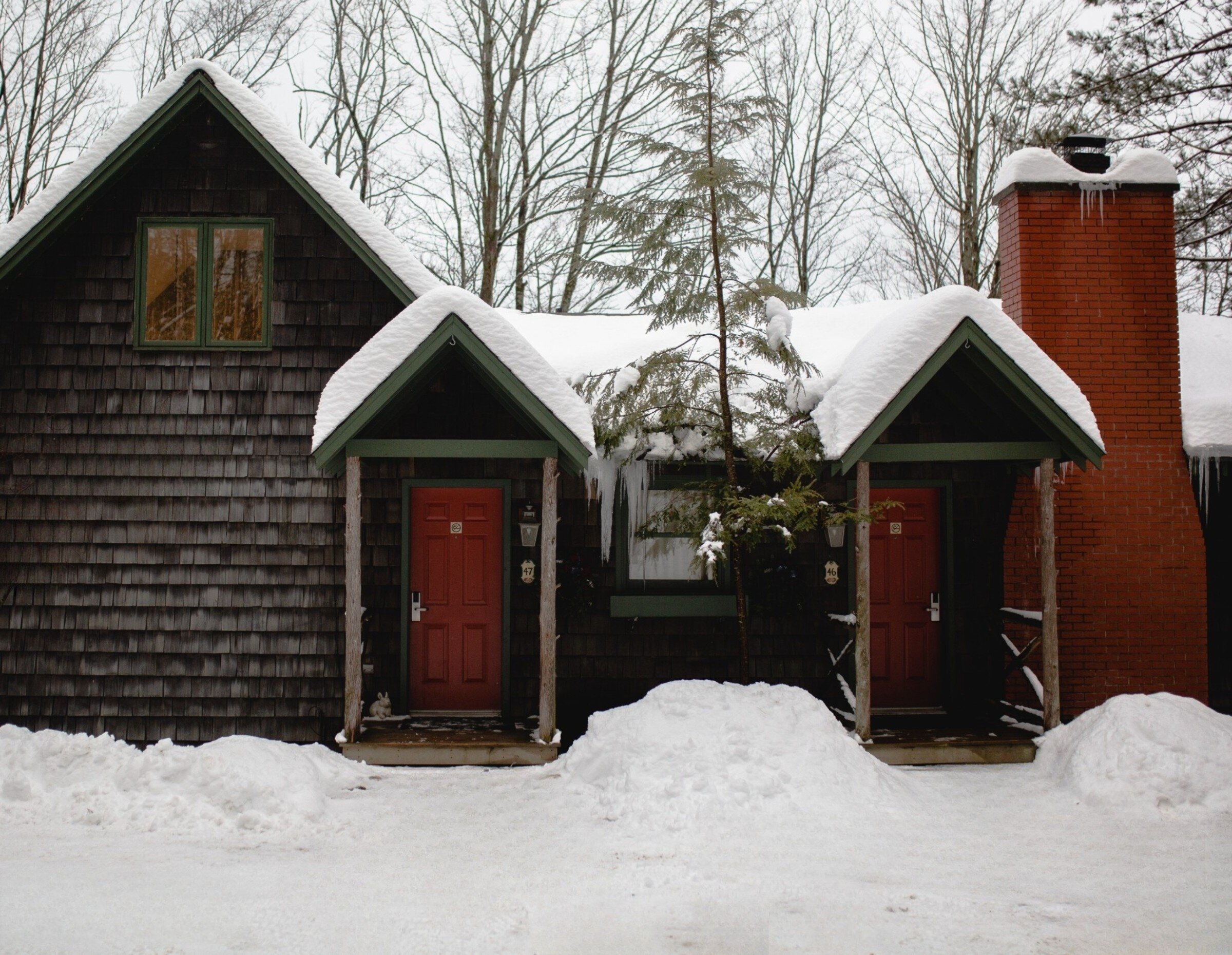 A small cottage with two suites in the snow