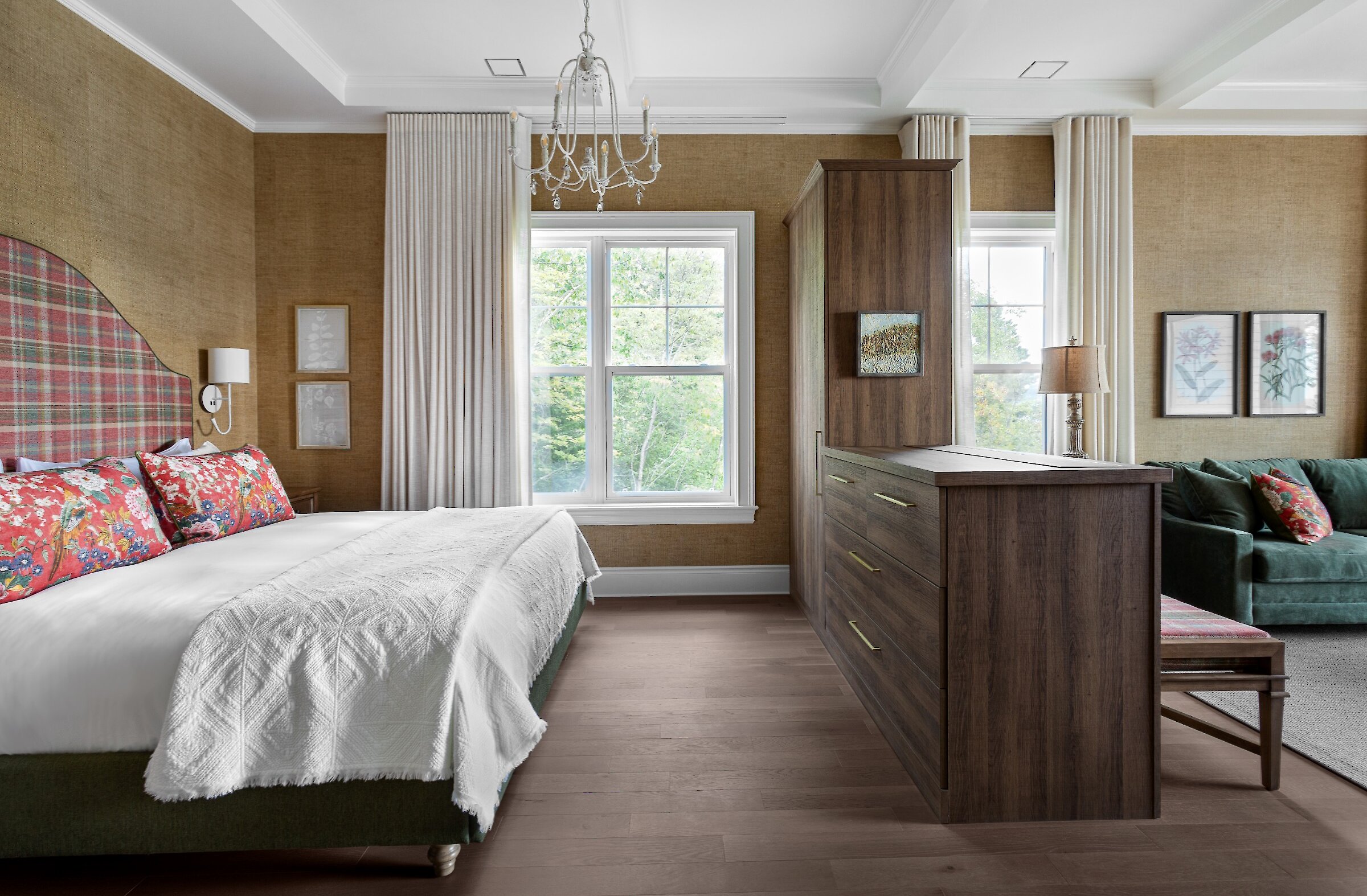 Chambre spacieuse et élégamment aménagée avec murs aux textures chaleureuses, mobilier en bois raffiné et abondante lumière naturelle. Elle comprend un lit king confortable, de nombreux espaces de rangement et un coin salon accueillant. Un refuge lumineux et sophistiqué offrant une vue sur la verdure environnante.