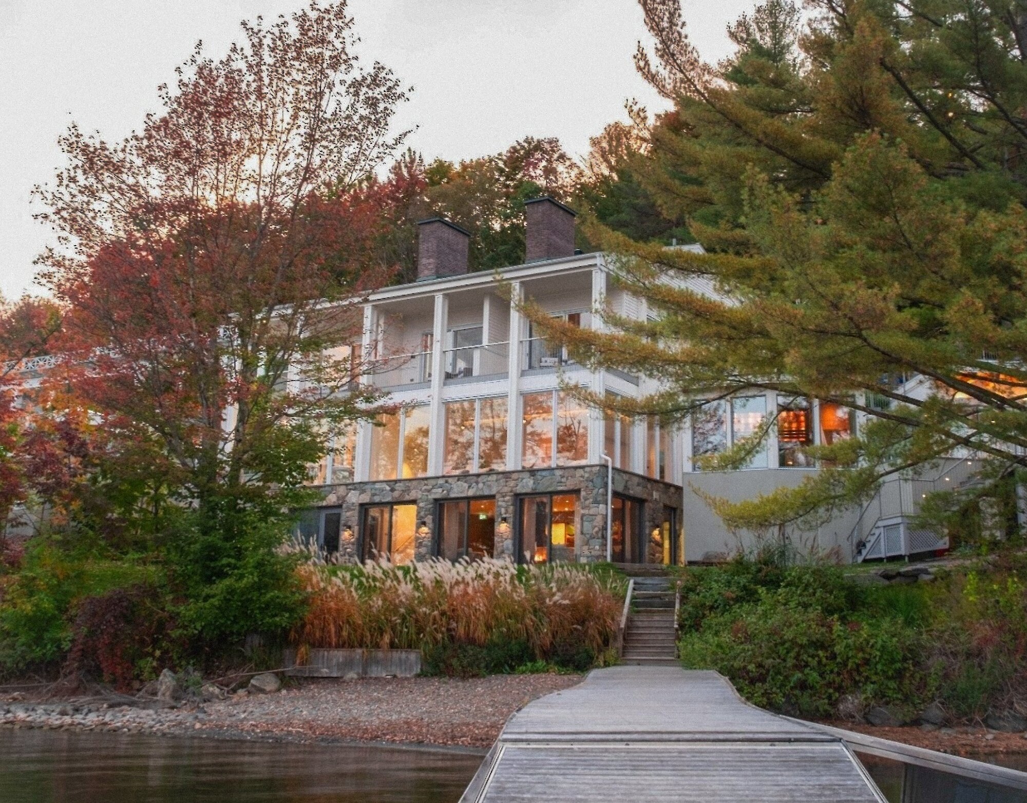 Le spa du Manoir Hovey au bord du lac, entouré de couleurs automnales.