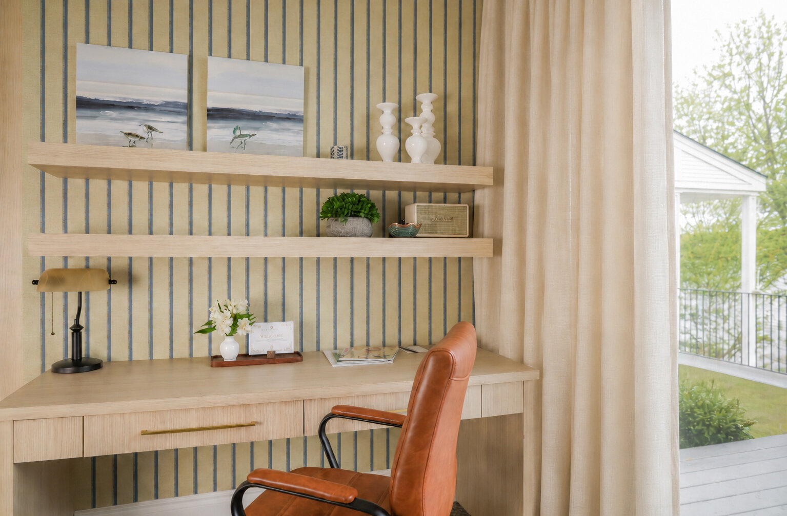 Espace de travail intégré avec mobilier sur mesure et lumière naturelle.