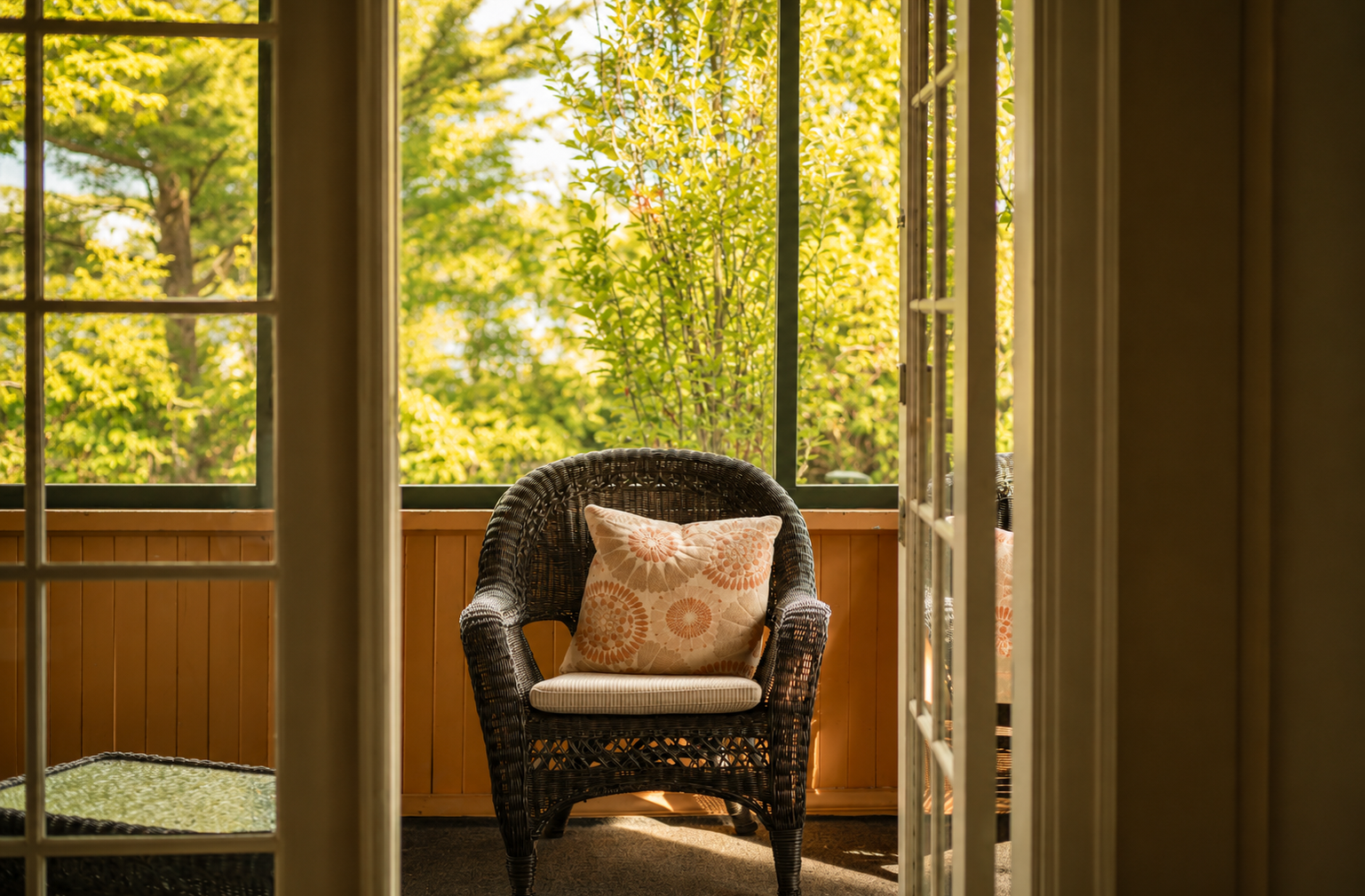 Chambre avec lit king et vue sur les jardins.