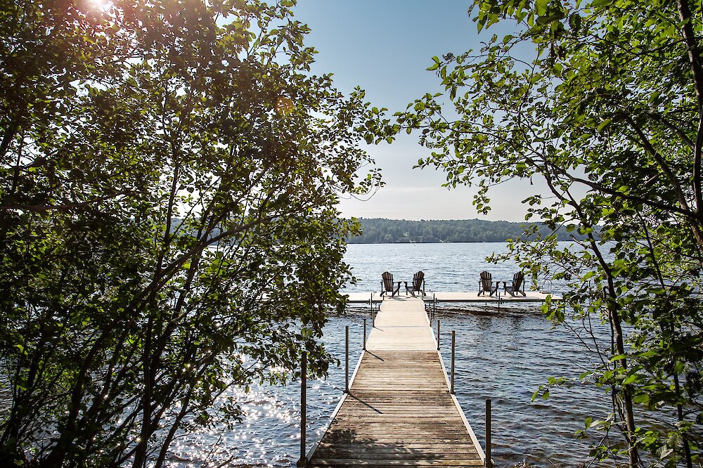 Un quai en bois sur le lac.