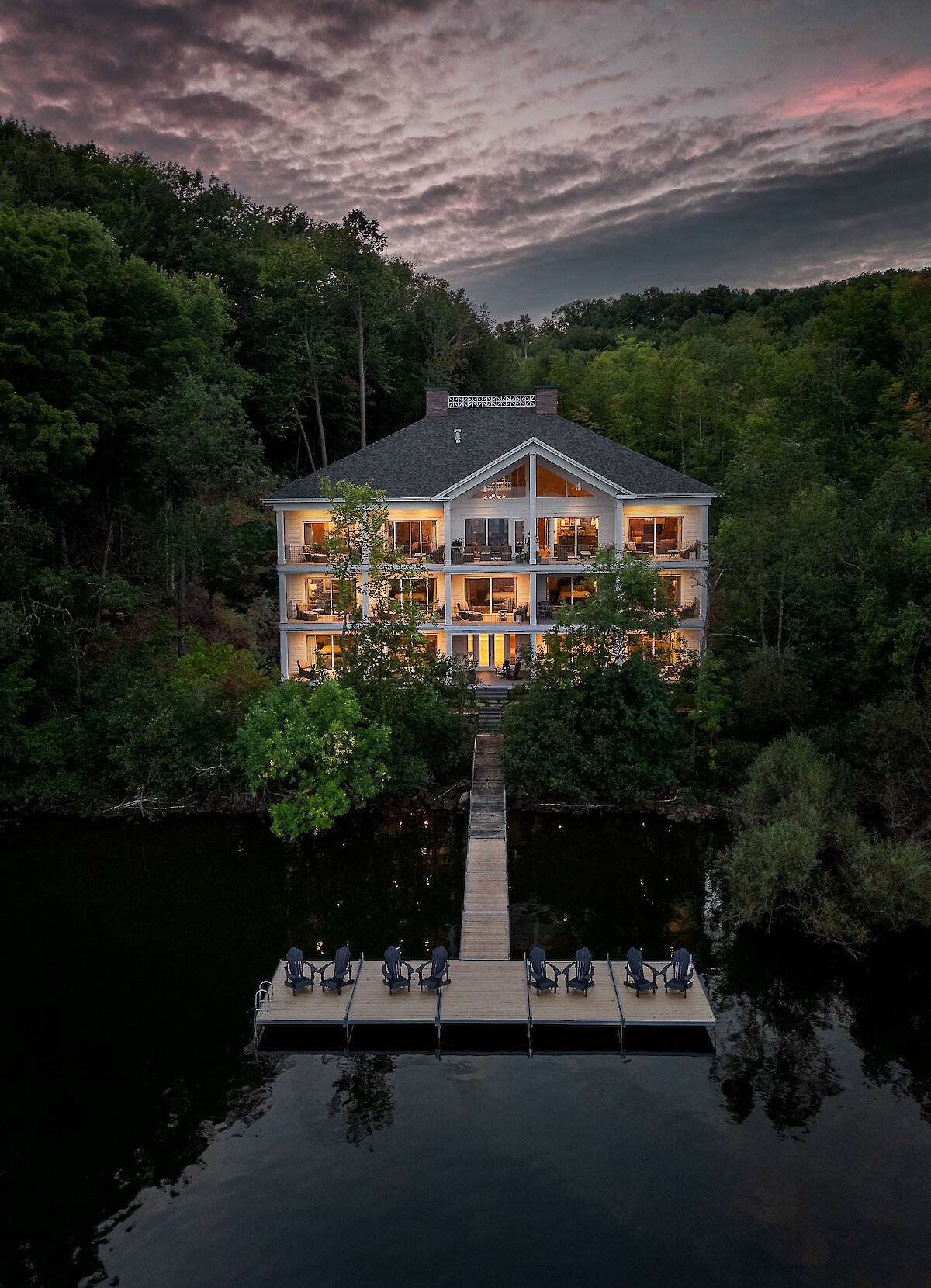 Un hôtel au bord d'un lac au crépuscule.