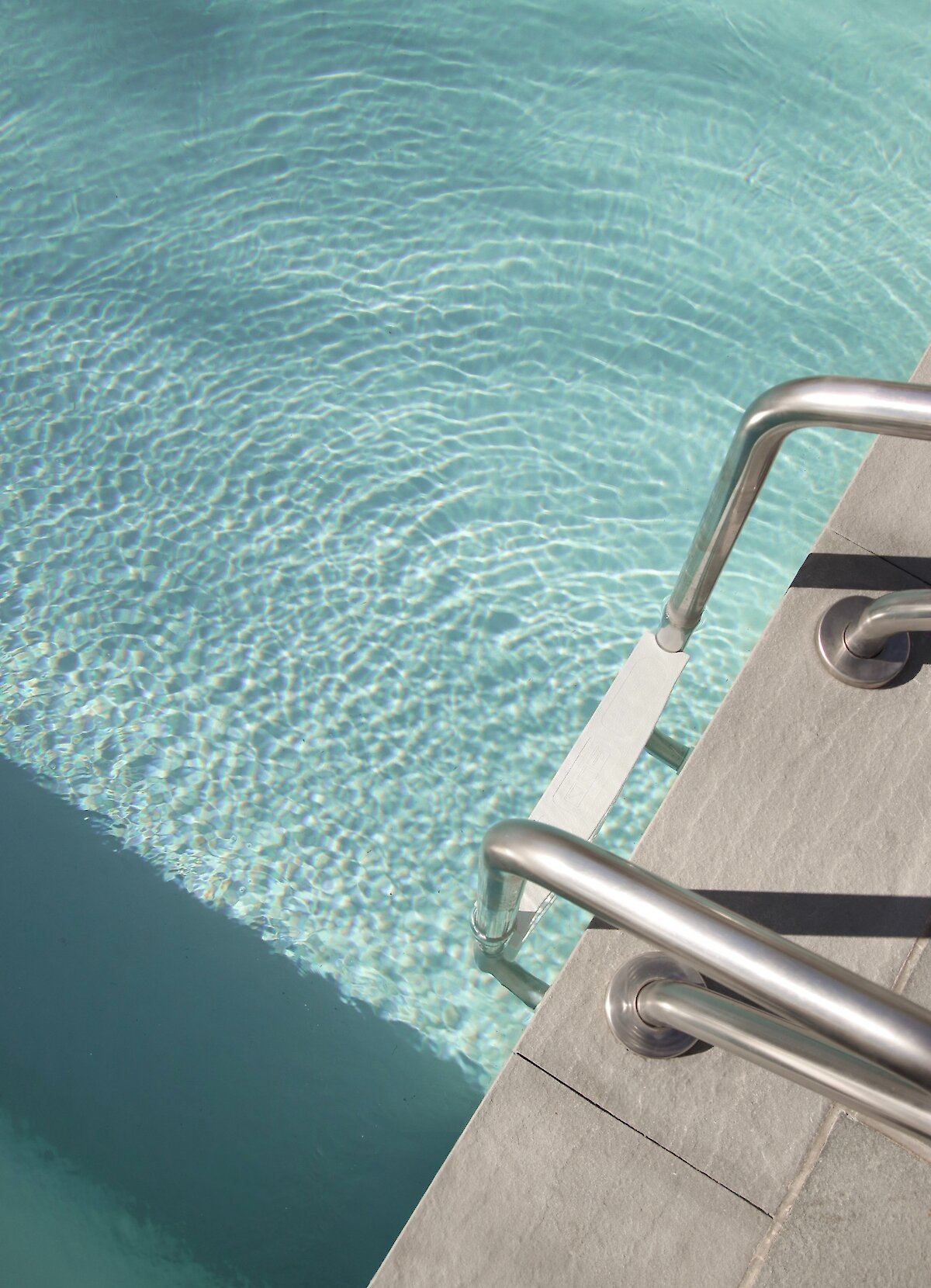 Le bord d'une piscine en été.