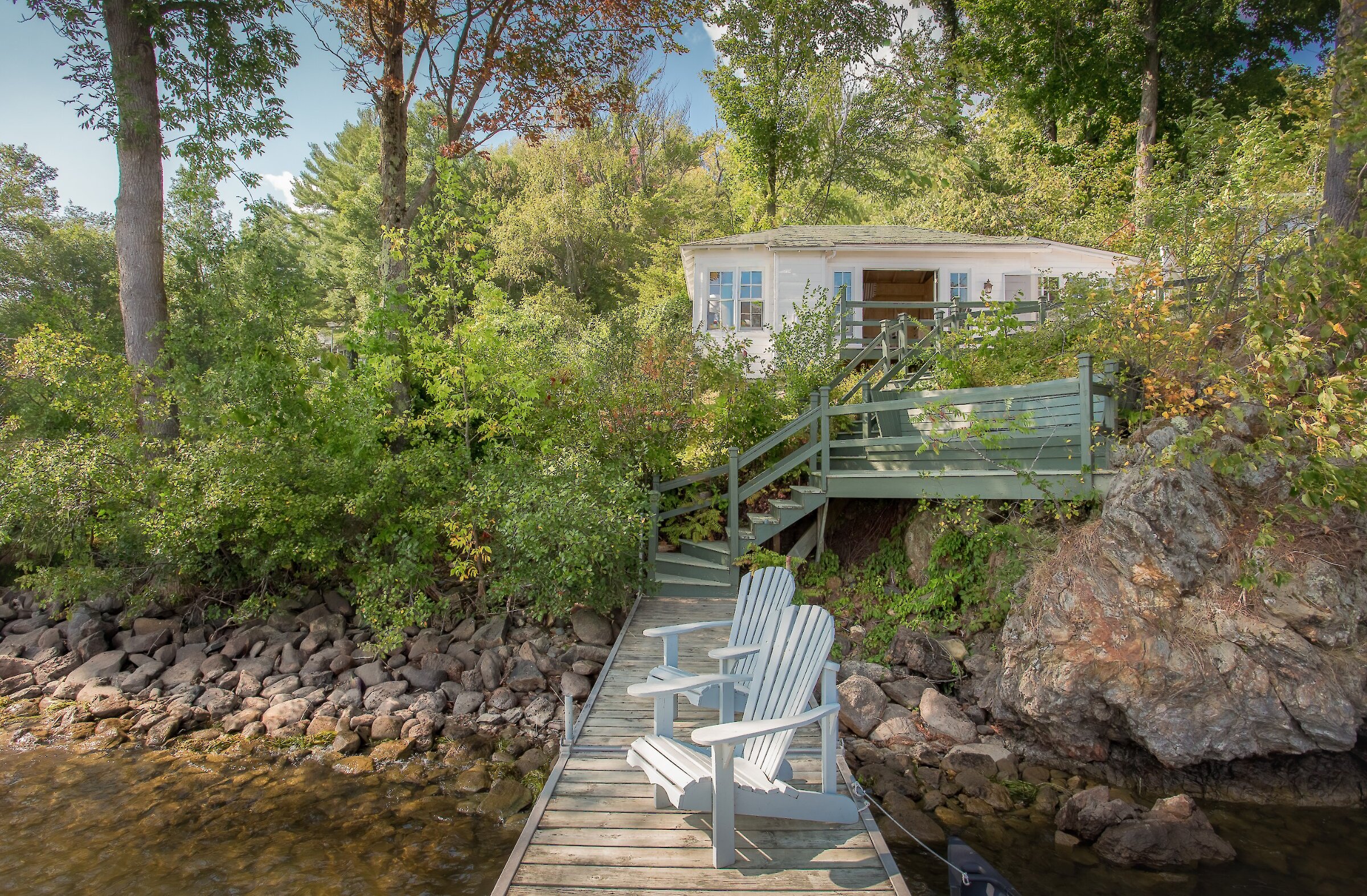 Pavillon Cartier et quai privé au bord du lac Massawippi.
