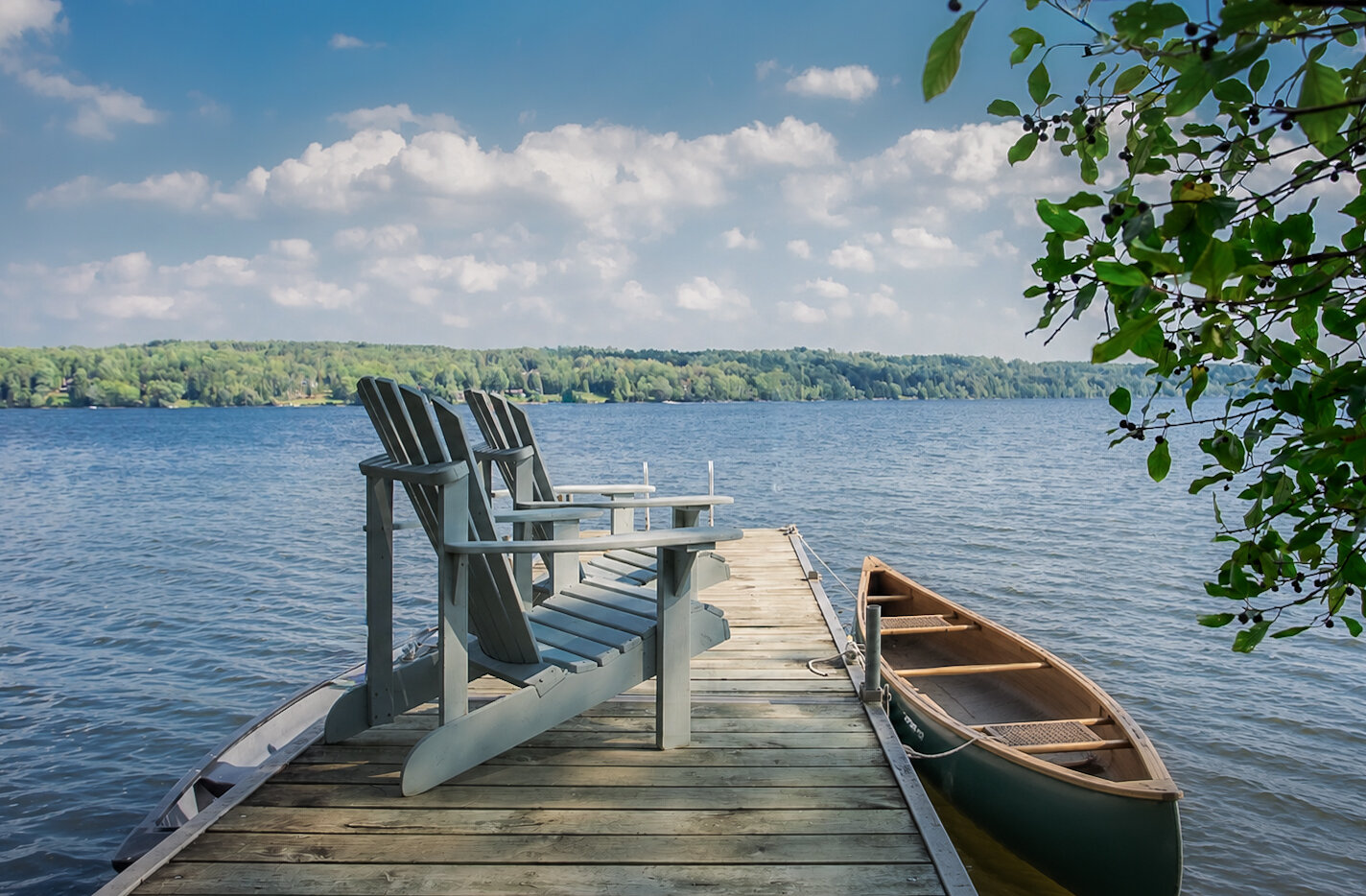Un quai privé avec canot au bord du lac.