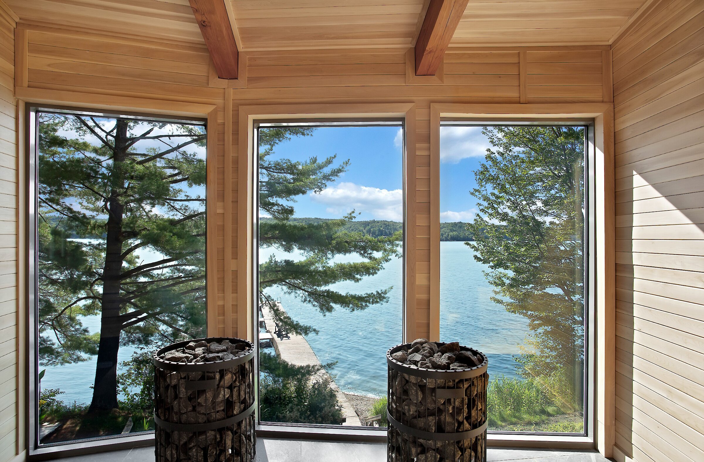 Sauna avec de grandes fenêtres donnant sur le lac Massawippi.