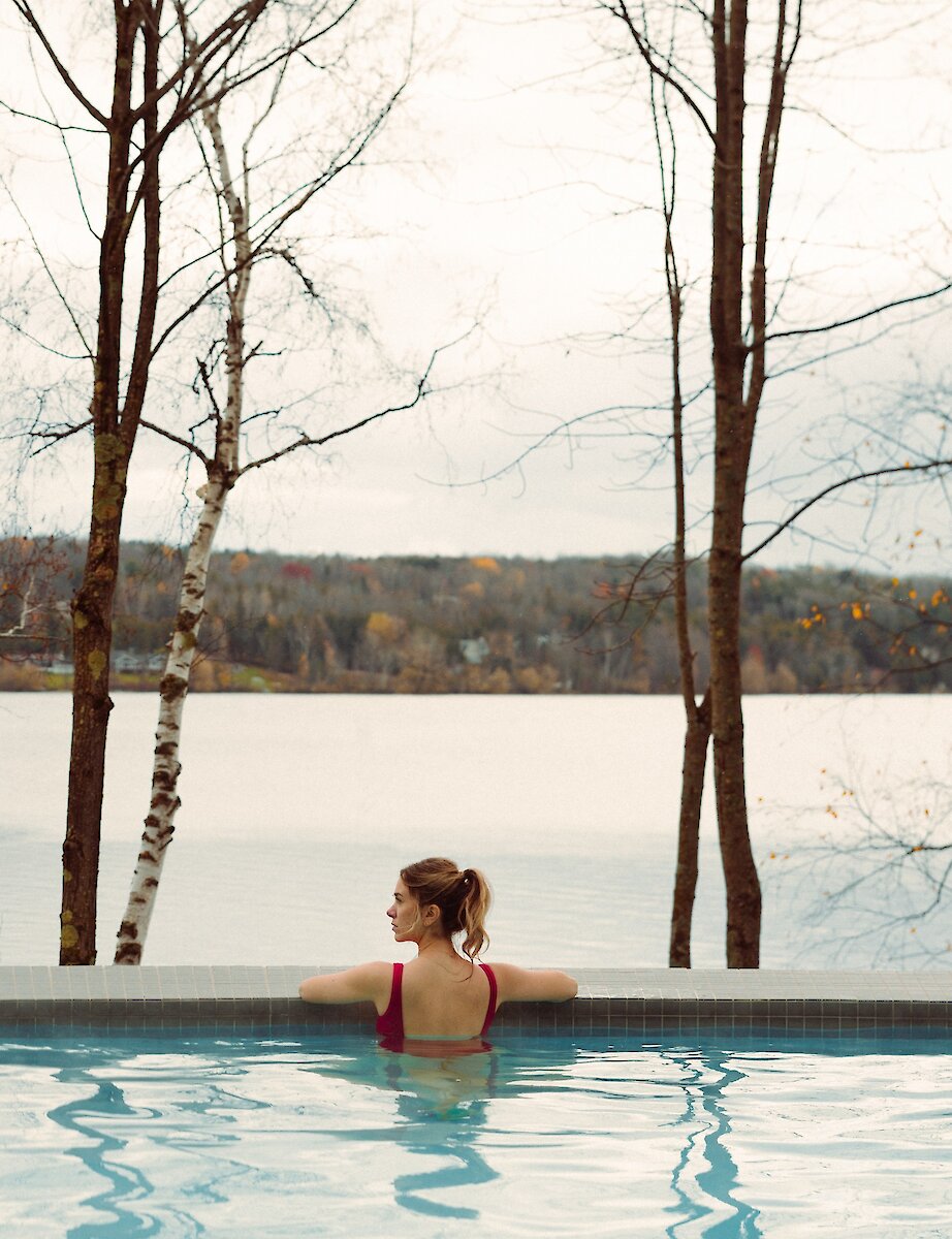 Une femme dans la piscine au bord du lac