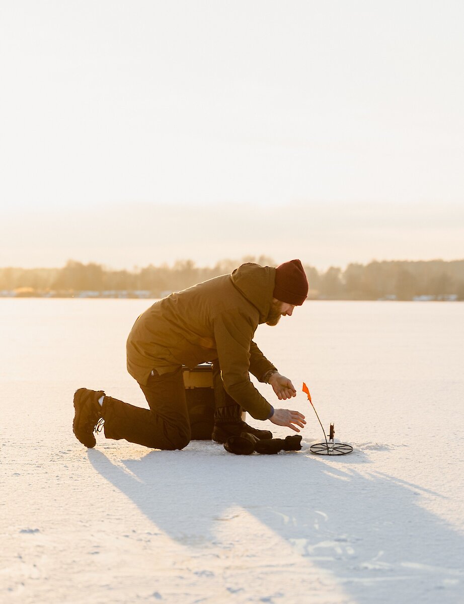 Un pêcheur sur un lac gelé