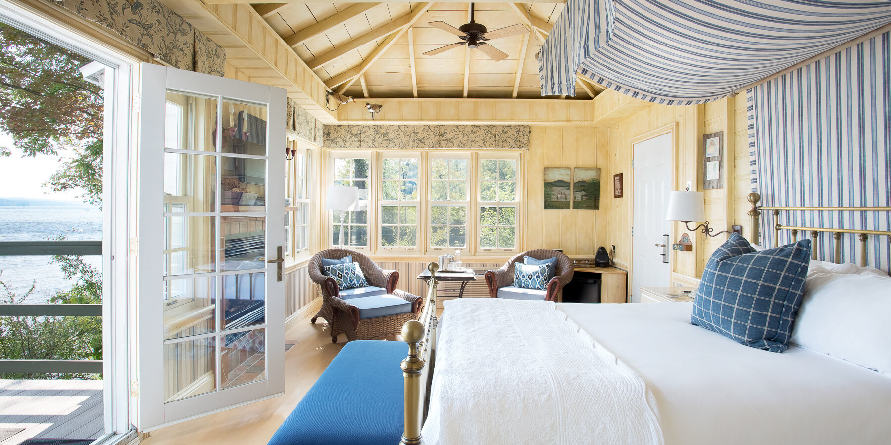 Lakeside chalet with wooden ceiling and king-size bed