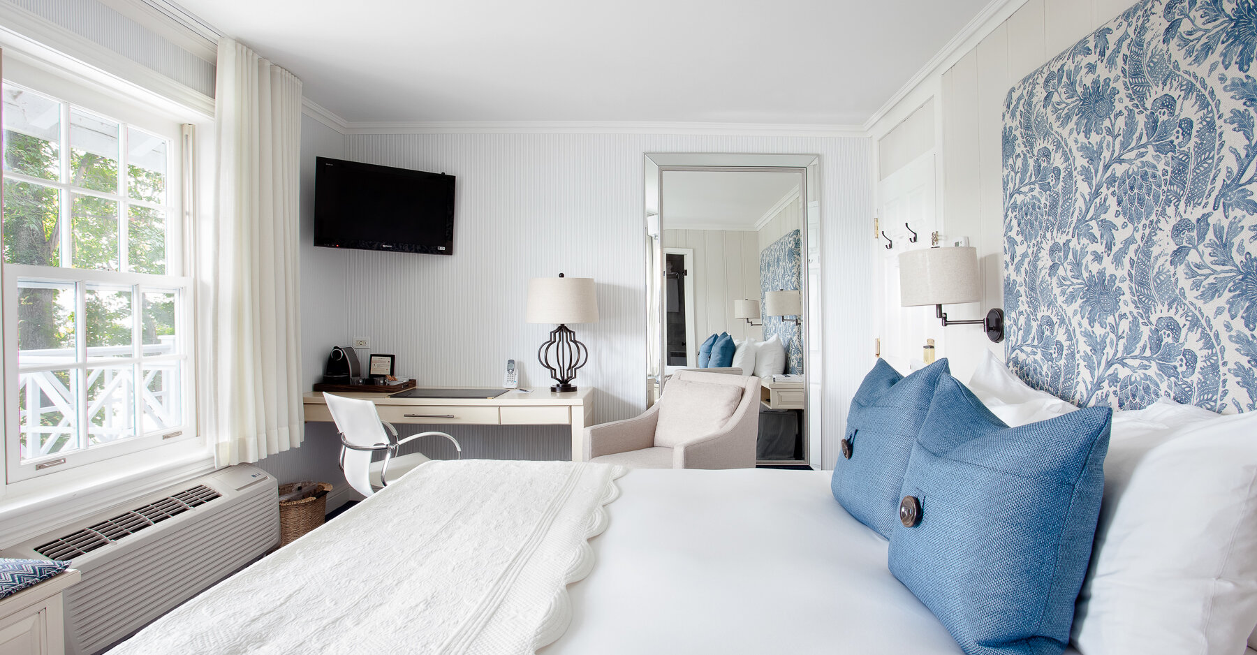 Classic room at Manoir Hovey with view of the bed and window