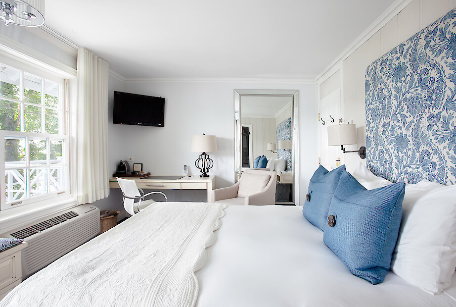 Classic room at Manoir Hovey with view of the bed and window