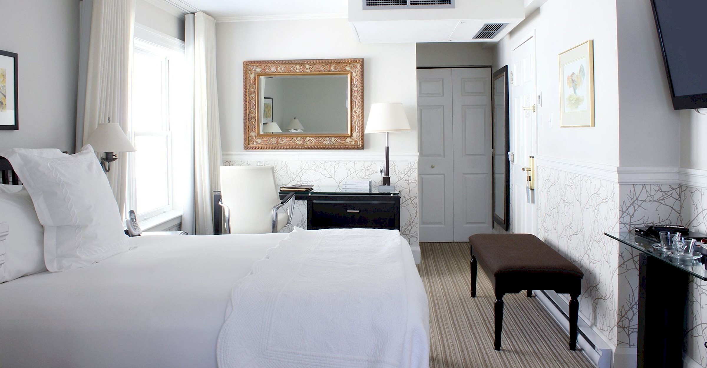 Chambre classique au Manoir Hovey avec vue sur le lit et la fenêtre