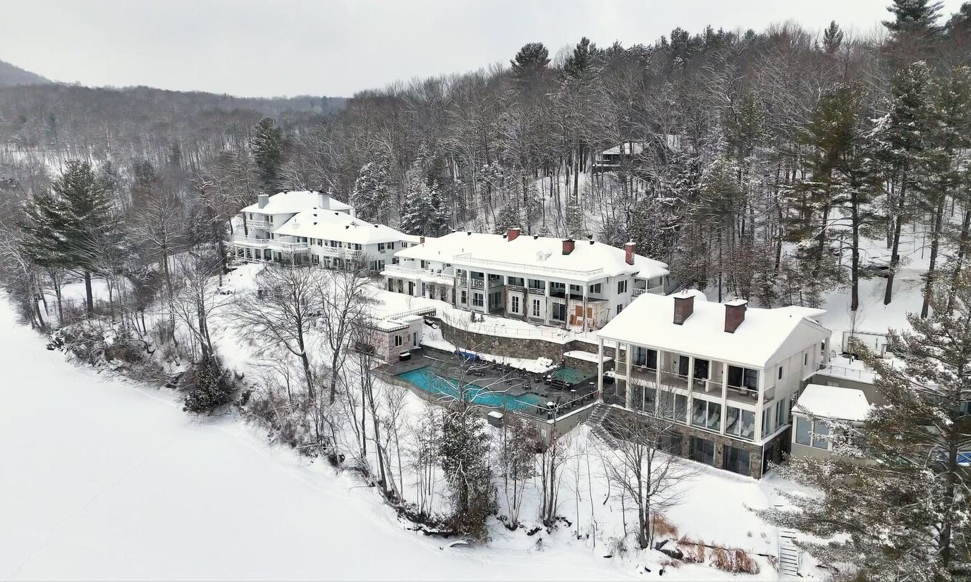 Un manoir au bord d'un lac sous la neige