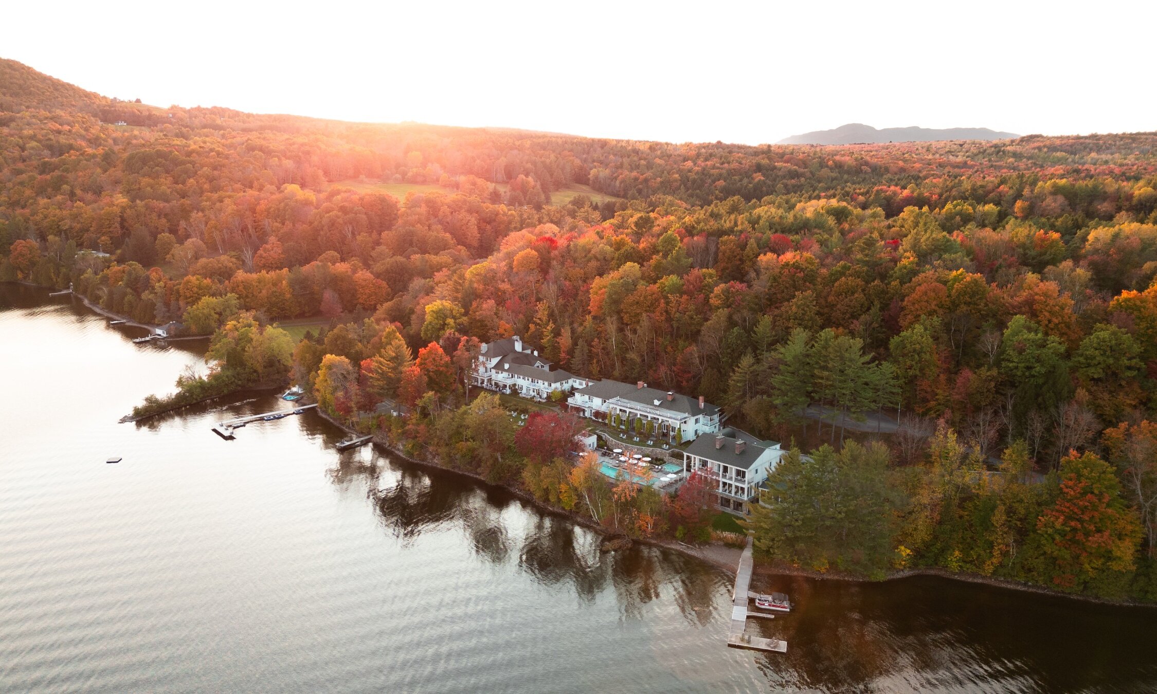 Vue aérienne de la propriété en automne
