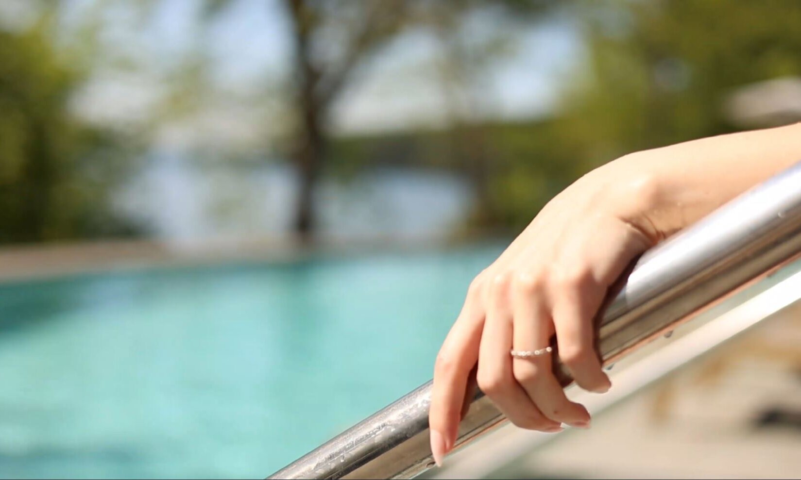 Une piscine au bord du lac en été