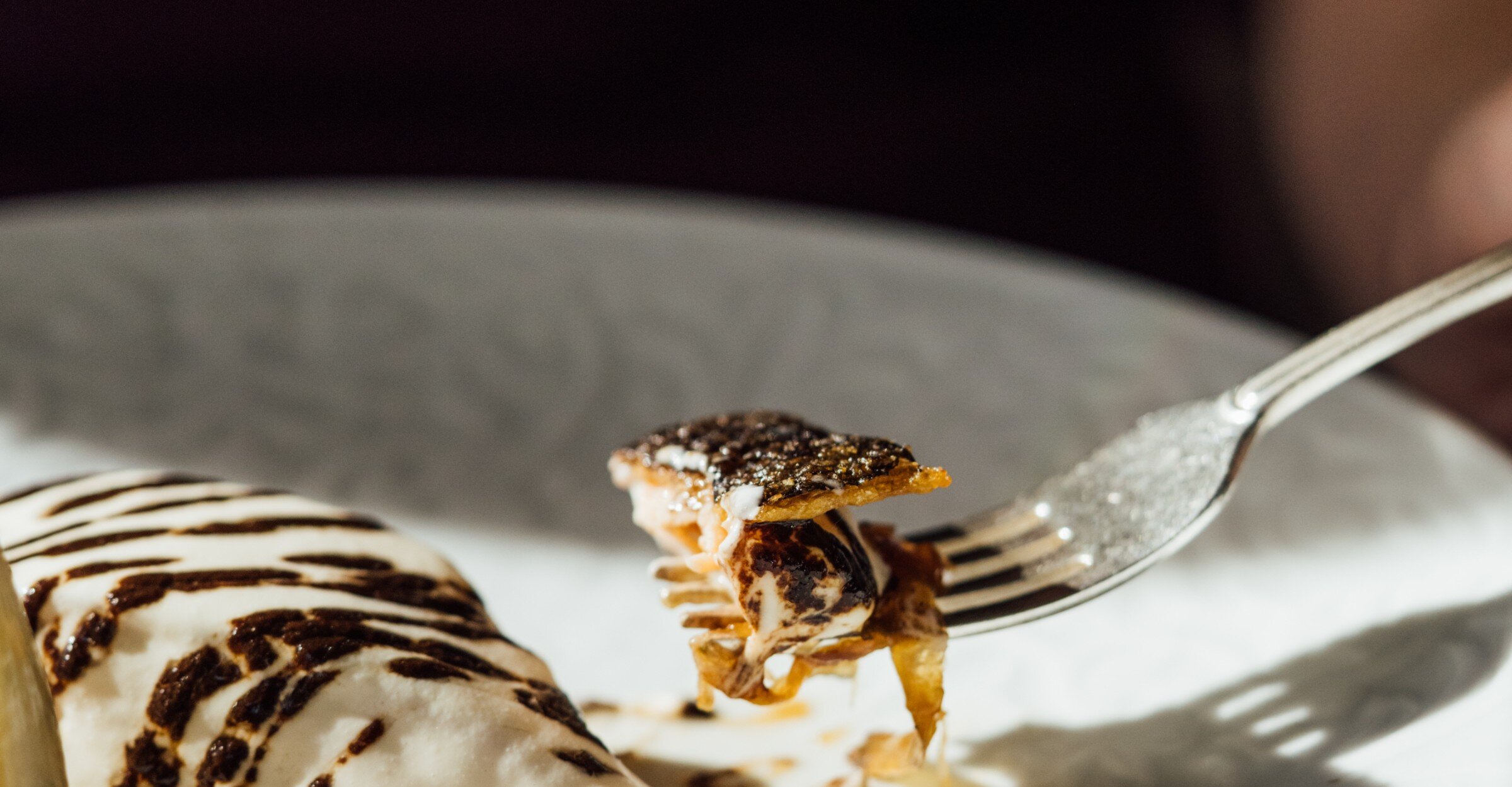 Une assiette avec du poisson et des épices