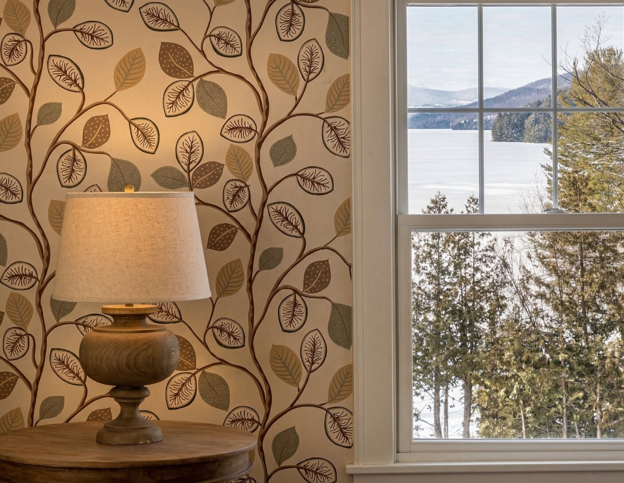 Chambre lumineuse au design classique, avec une vue apaisante sur le lac et les montagnes. Un espace confortable et calme, idéal pour se détendre.