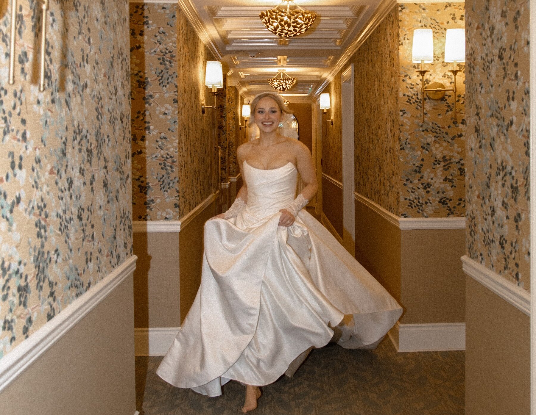 Mariée élégante dans un décor raffiné, capturant un moment de joie et de célébration.