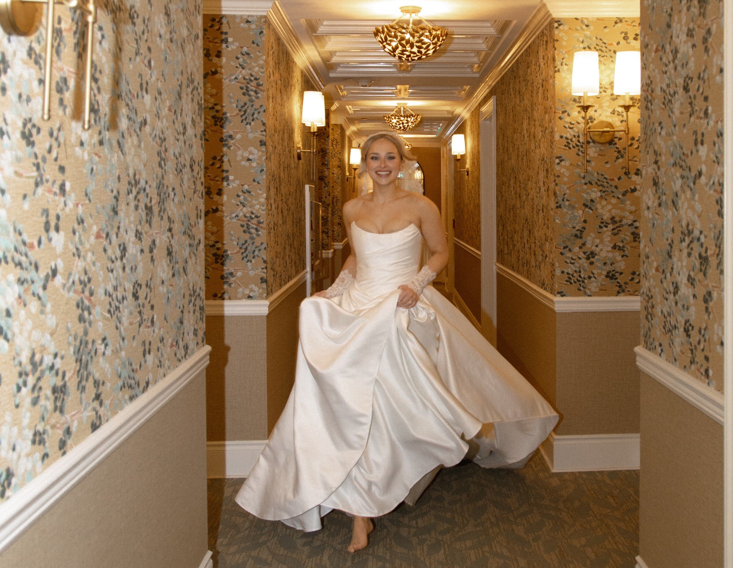 Mariée élégante dans un décor raffiné, capturant un moment de joie et de célébration.