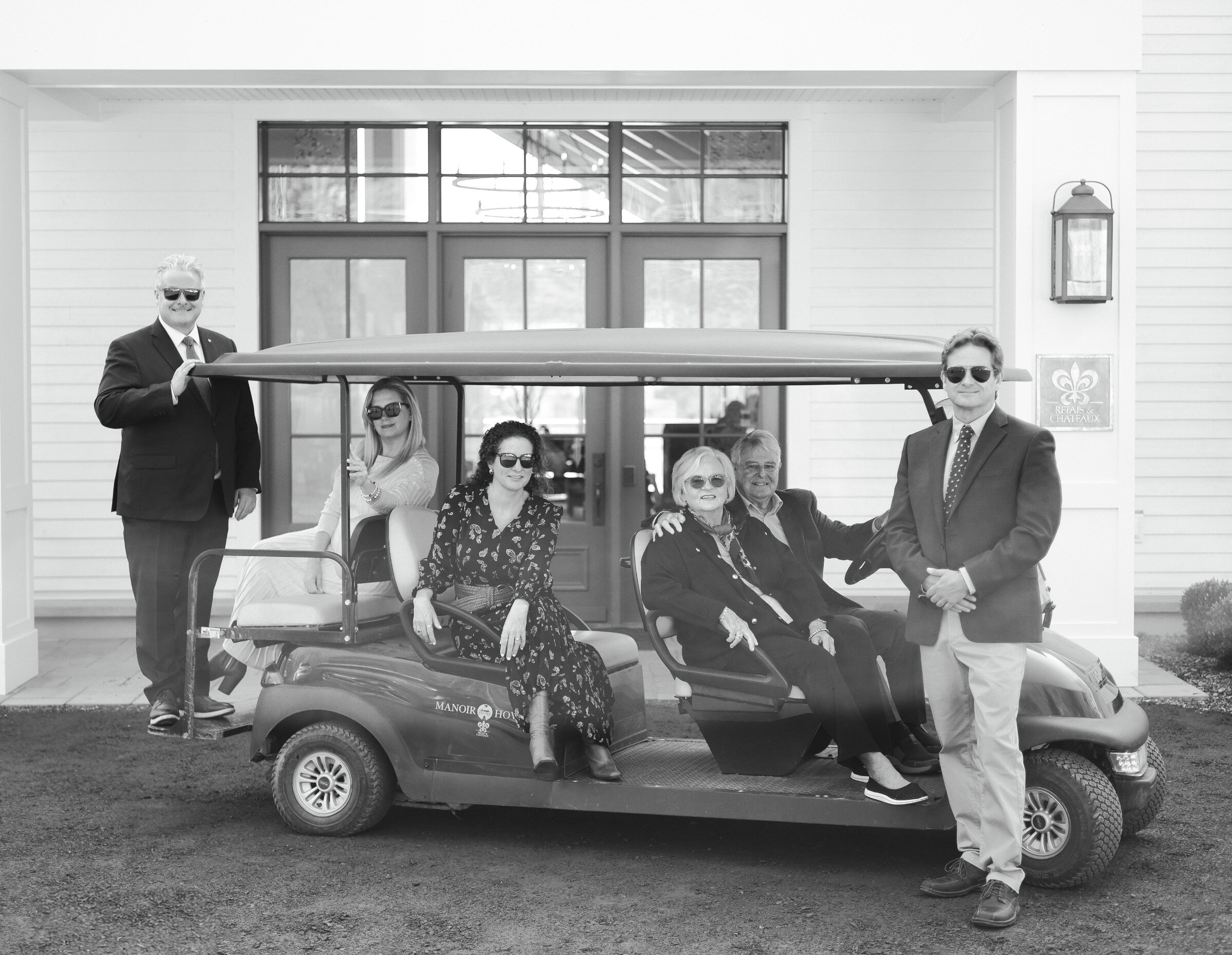 Portrait élégant à l’entrée du Manoir Hovey avec arrivée en voiturette