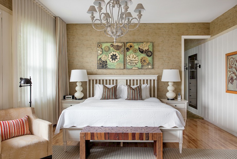 Spacious room with traditional design and wallpaper