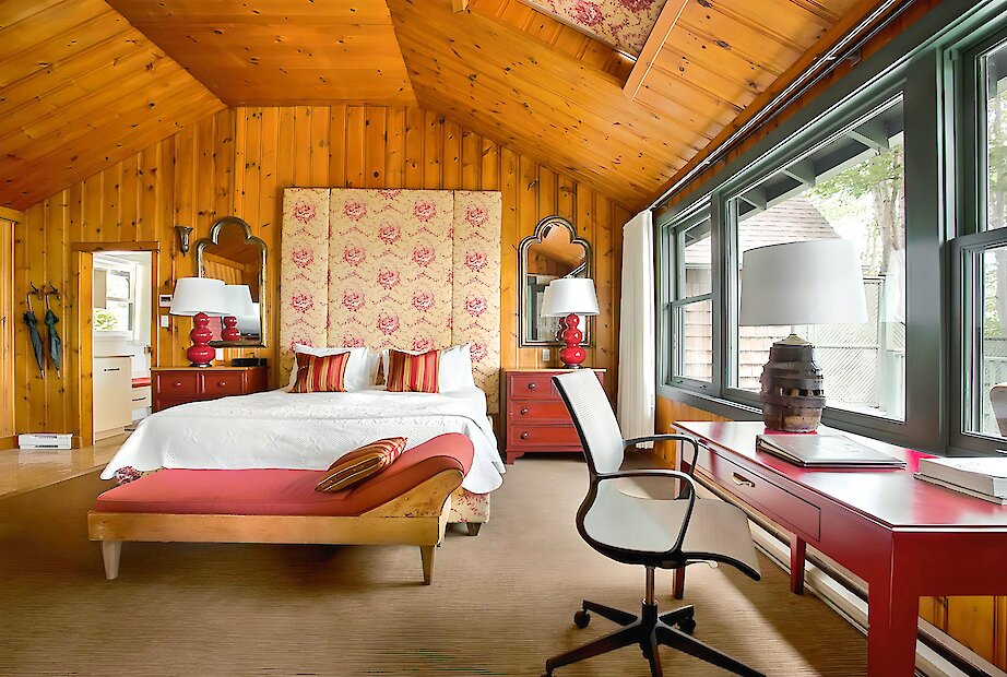Chambre au décor traditionnel avec du bois sur les murs et le plafond