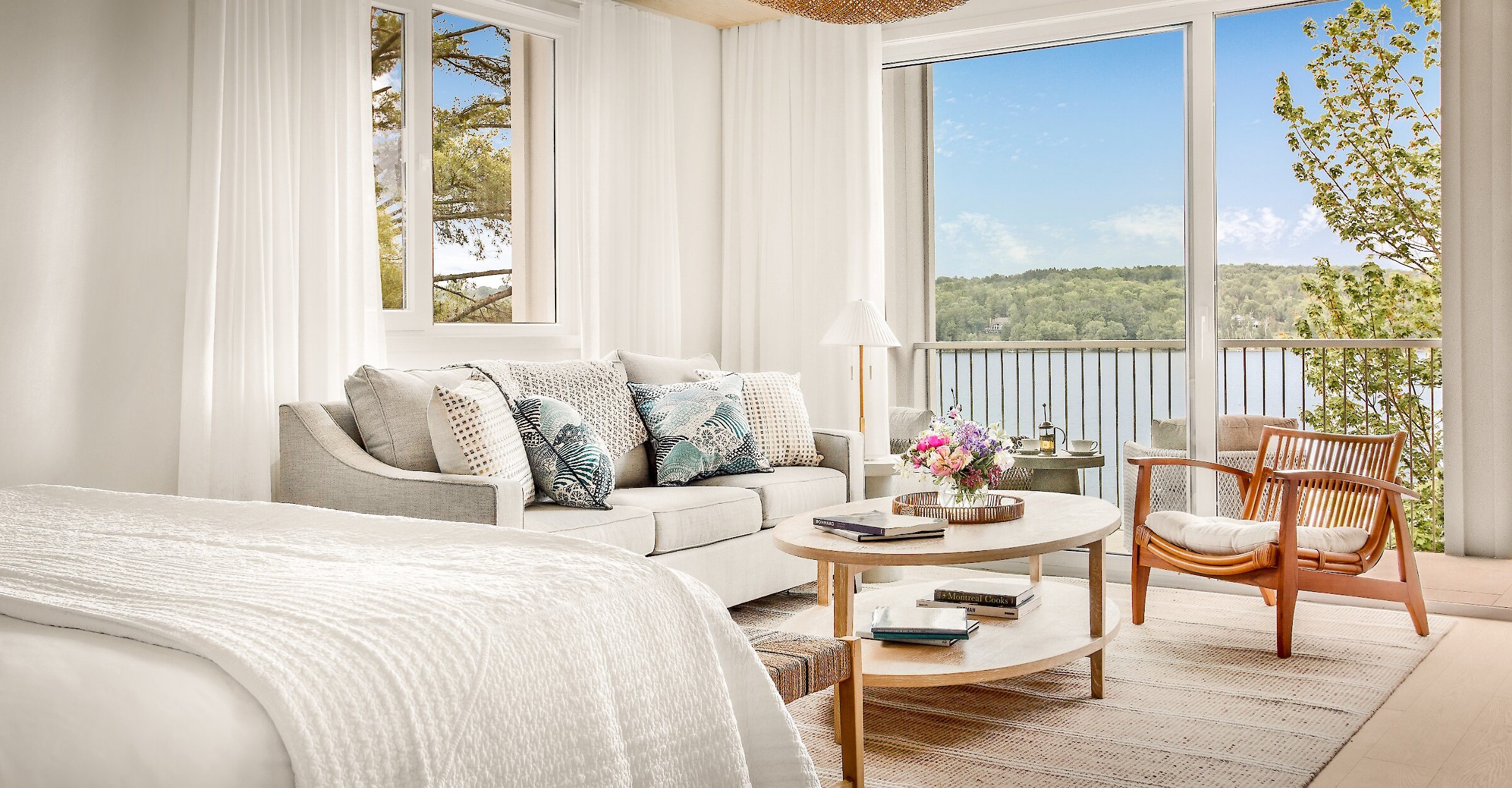 Suite spacieuse avec décor moderne, baie vitrée et cheminée