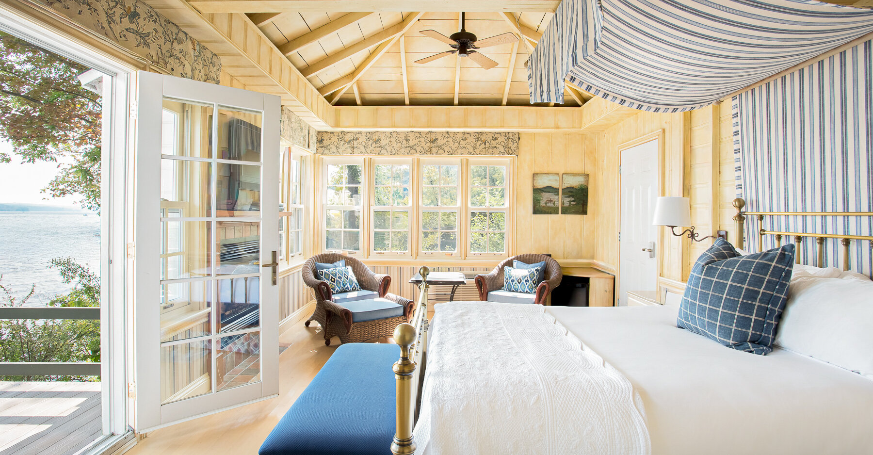 Chalet lumineux avec un grand lit et un balcon qui donne sur le lac