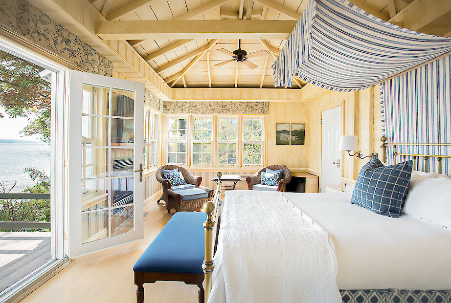 Chalet lumineux avec un grand lit et un balcon qui donne sur le lac