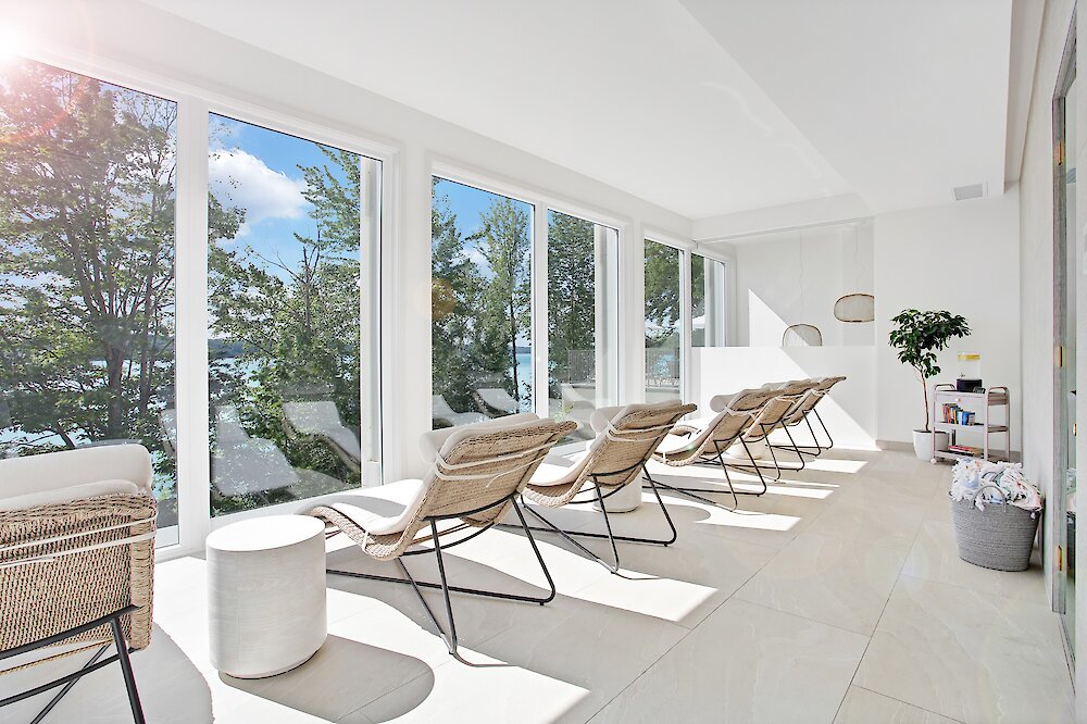 Une salle de relaxation au Spa avec vue sur la nature