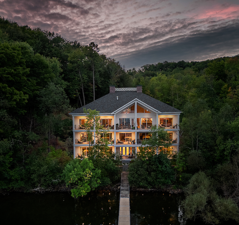 Vue aérienne d'un bâtiment au bord du lac