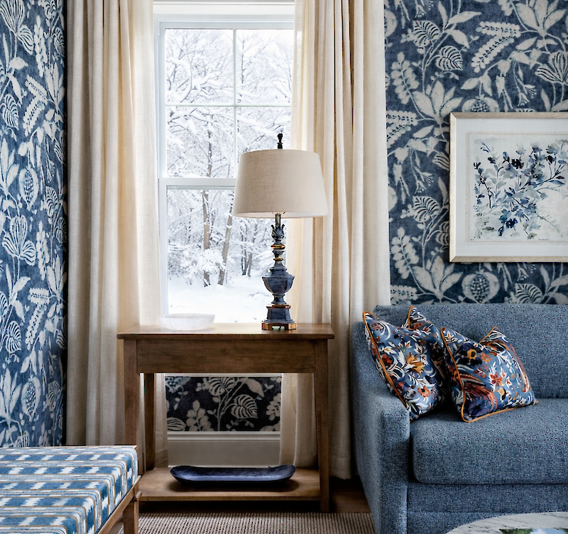 Salon élégant aux tons bleus avec vue hivernale.