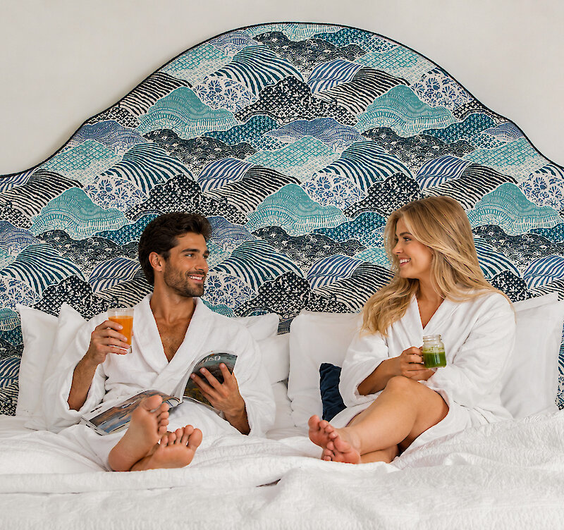 Un couple qui prend le café au lit.