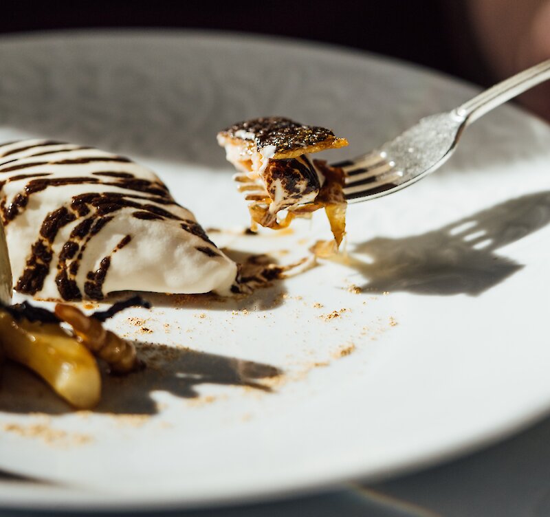 Une assiette avec du poisson