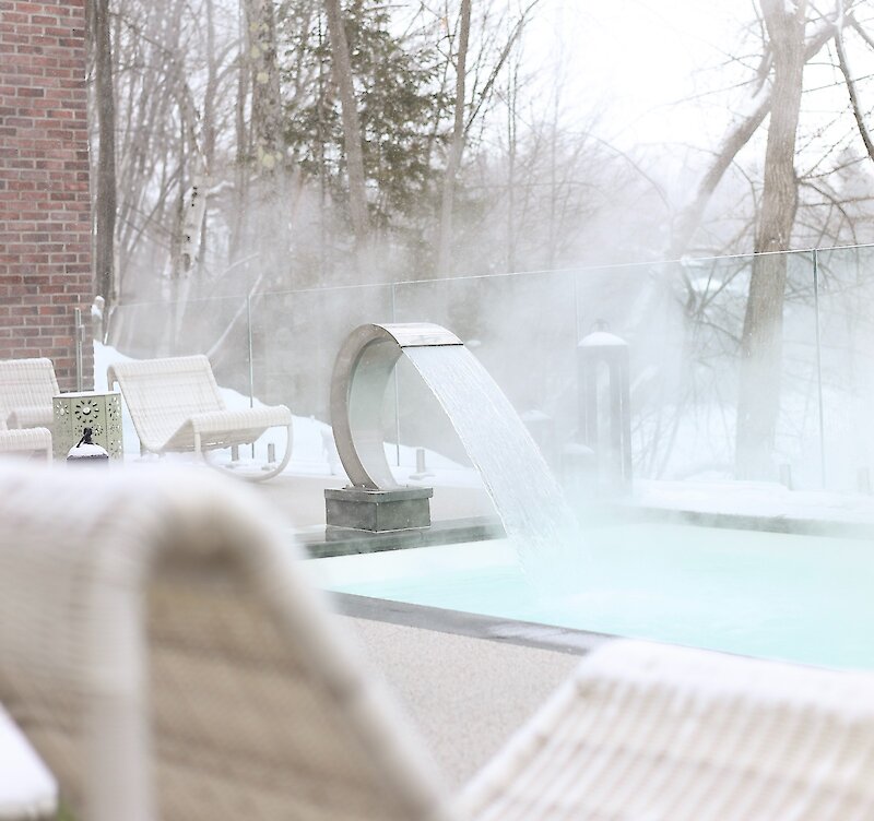 Une cascade et un bain à remous en hiver