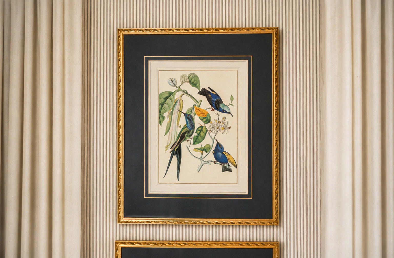 Illustration encadrée d’oiseaux et de feuillage dans une chambre élégante du Manoir Hovey
