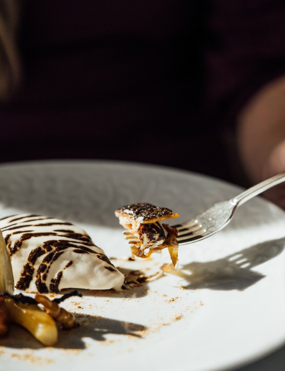 Un plat de poisson sur une assiette