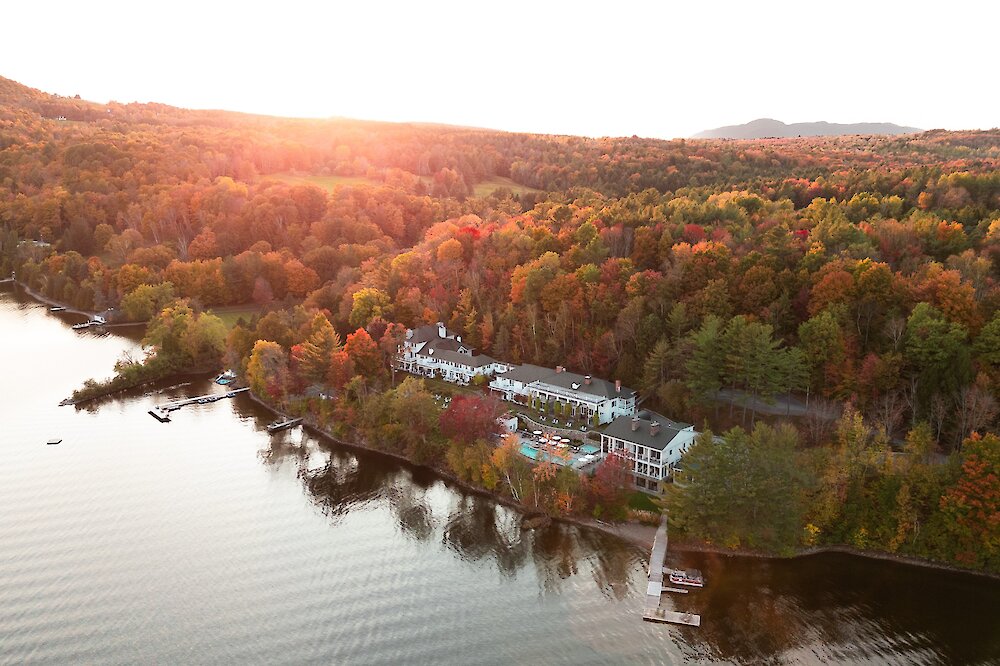 Vue aérienne d'un hôtel au bord du lac