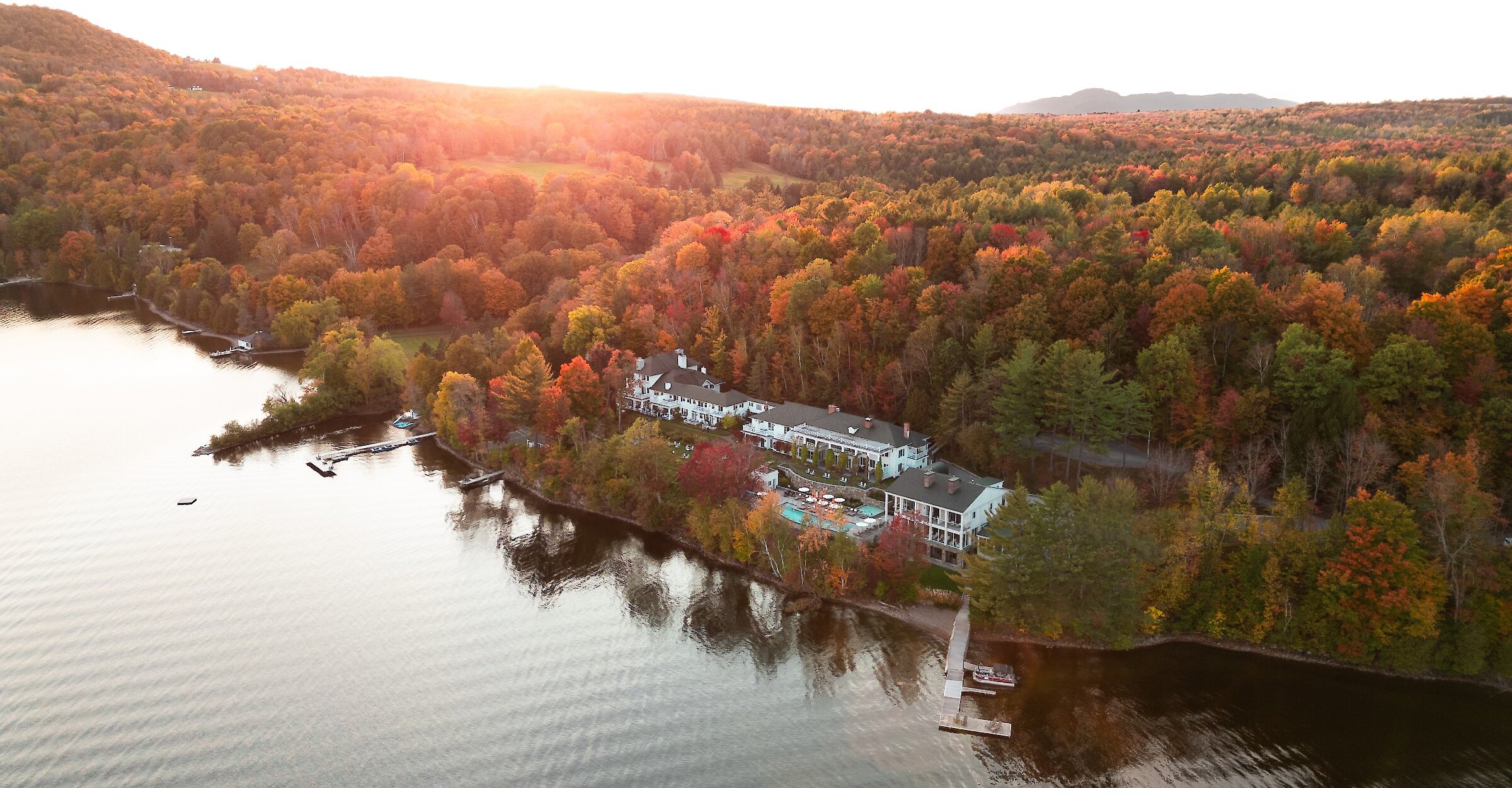 Vue aérienne du domaine du Manoir Hovey au bord du lac.