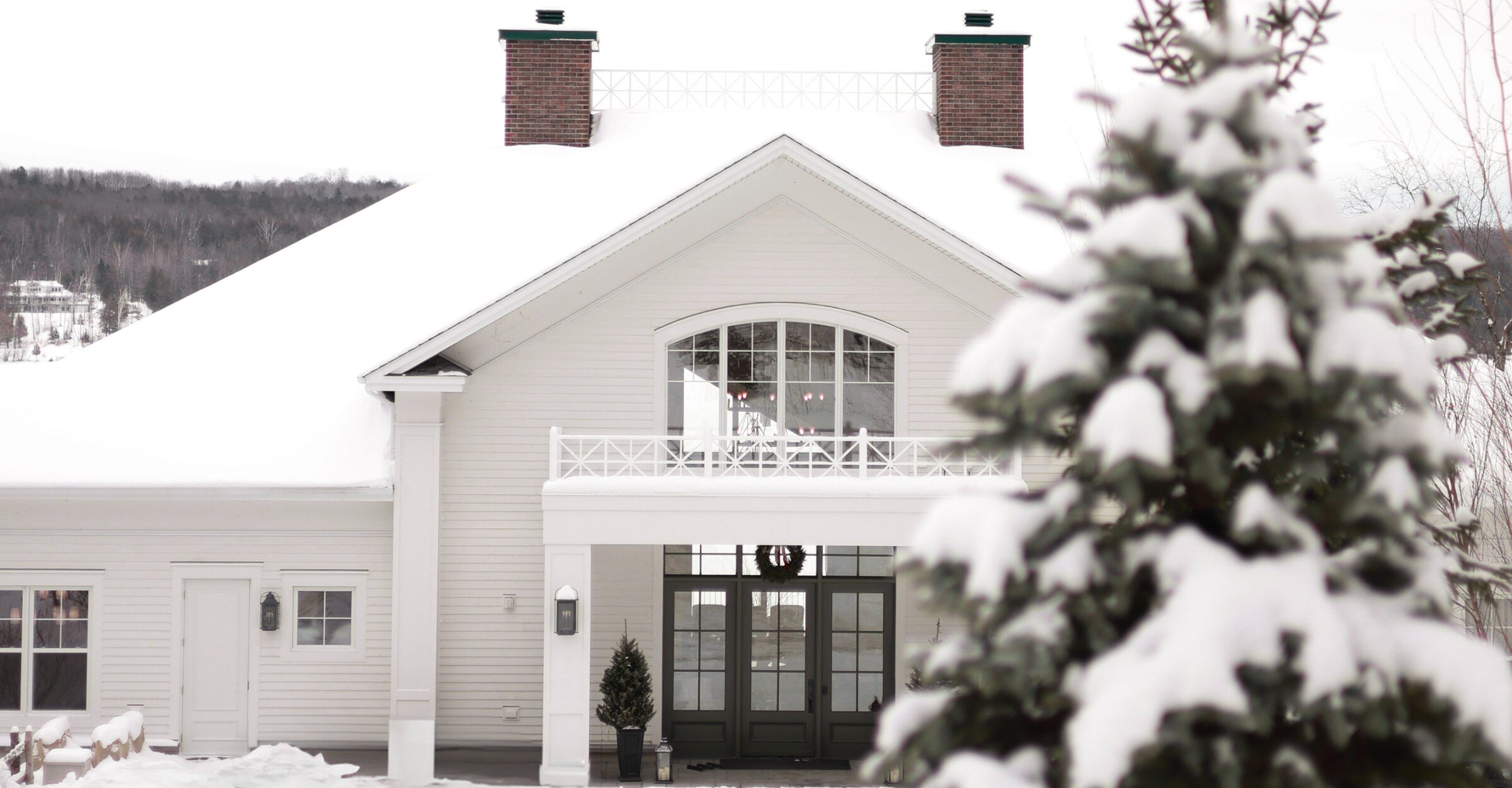 L'entrée d'un hôtel sous la neige