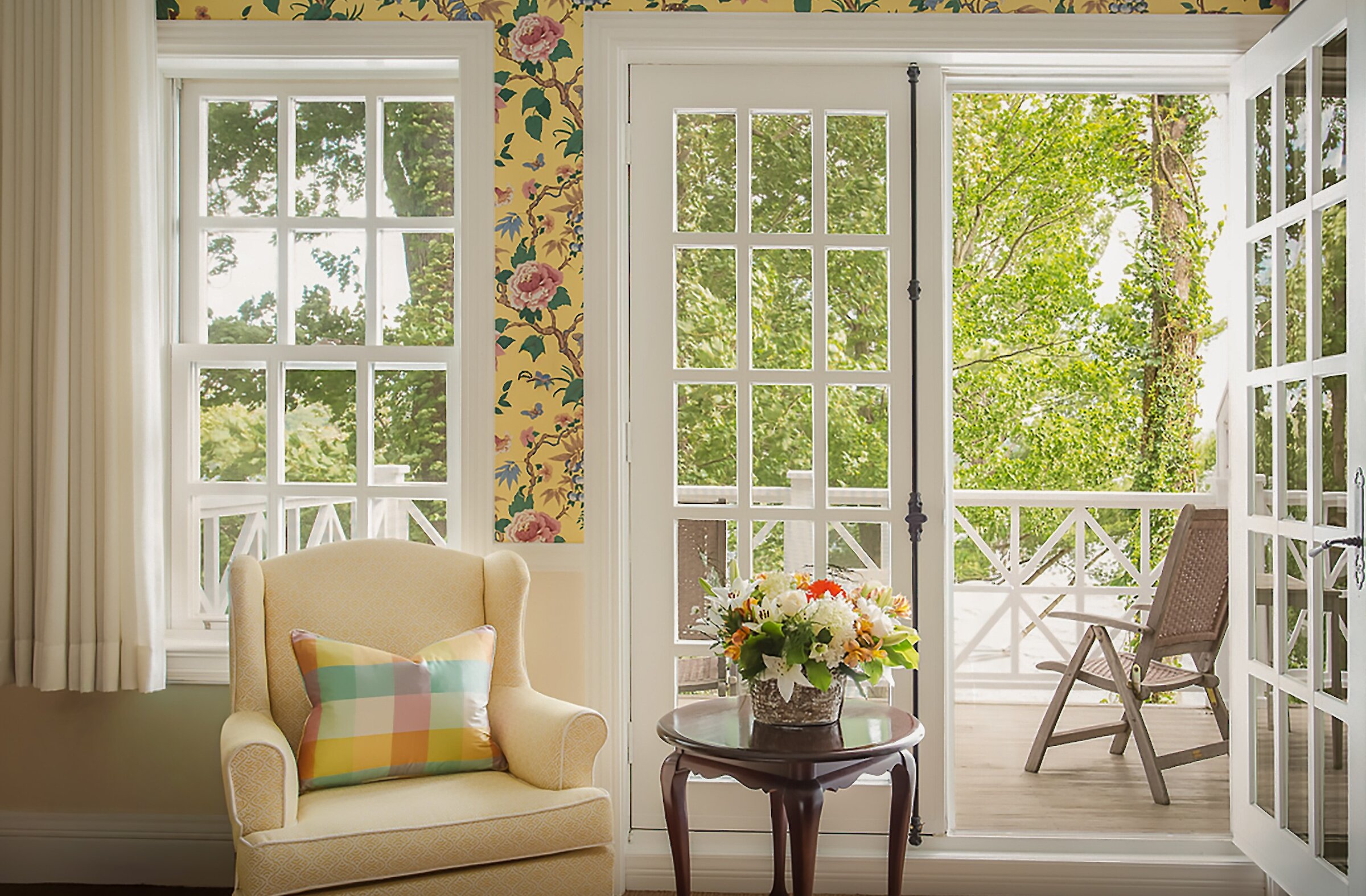 Chambre lumineuse avec sofa et porte ouverte sur le balcon.