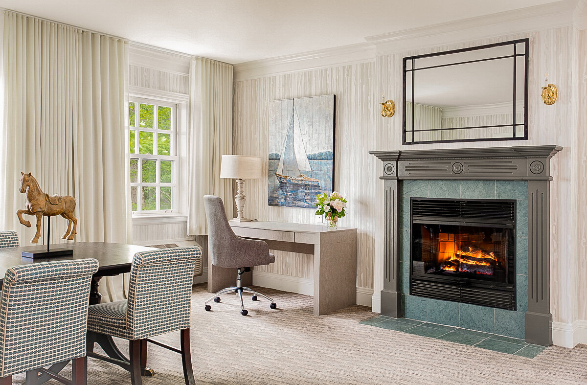 Chambre lumineuse avec cheminée et décor moderne.