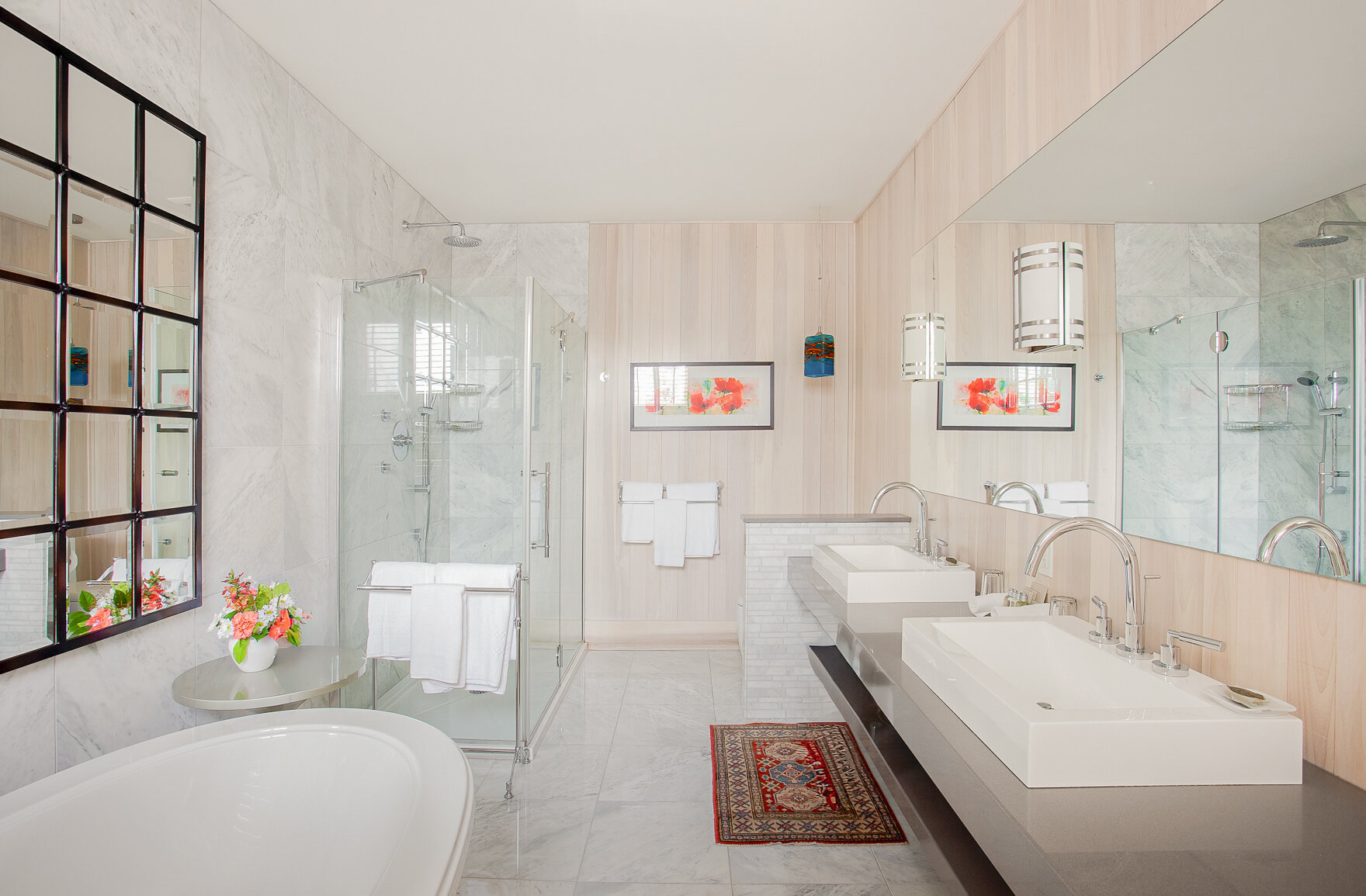 Salle de bain en marbre avec baignoire.