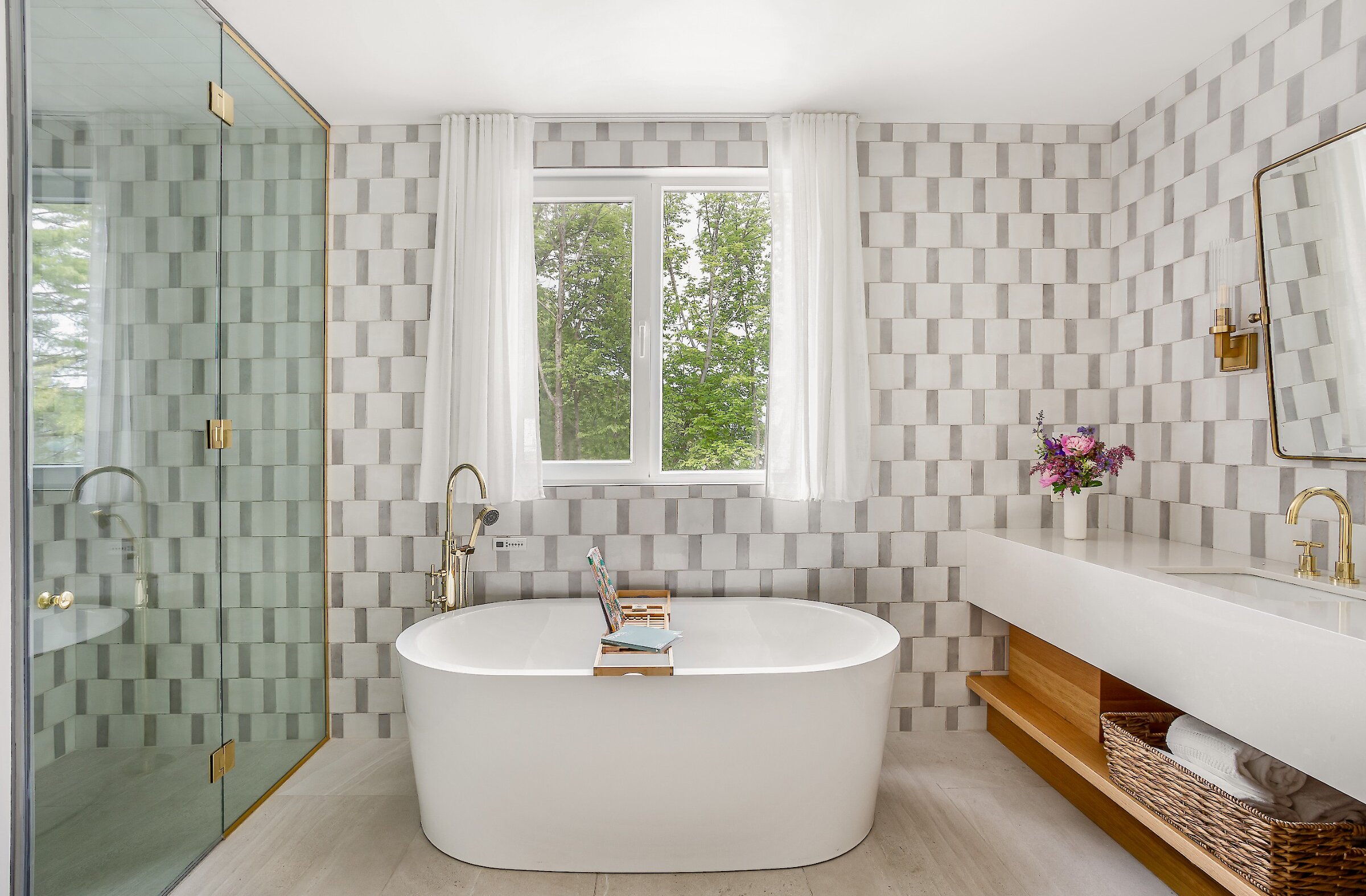 Salle de bain luxueuse et moderne avec une fenêtre