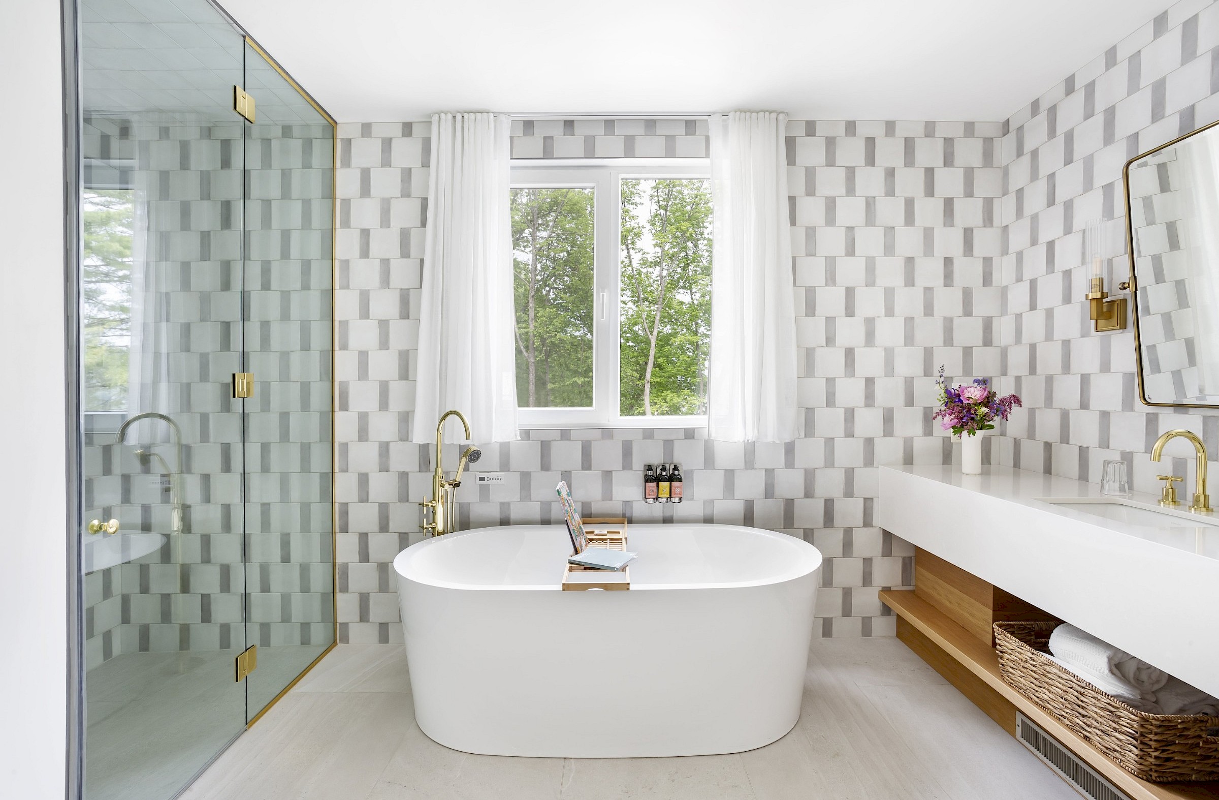 Salle de bain luxueuse et moderne avec une fenêtre