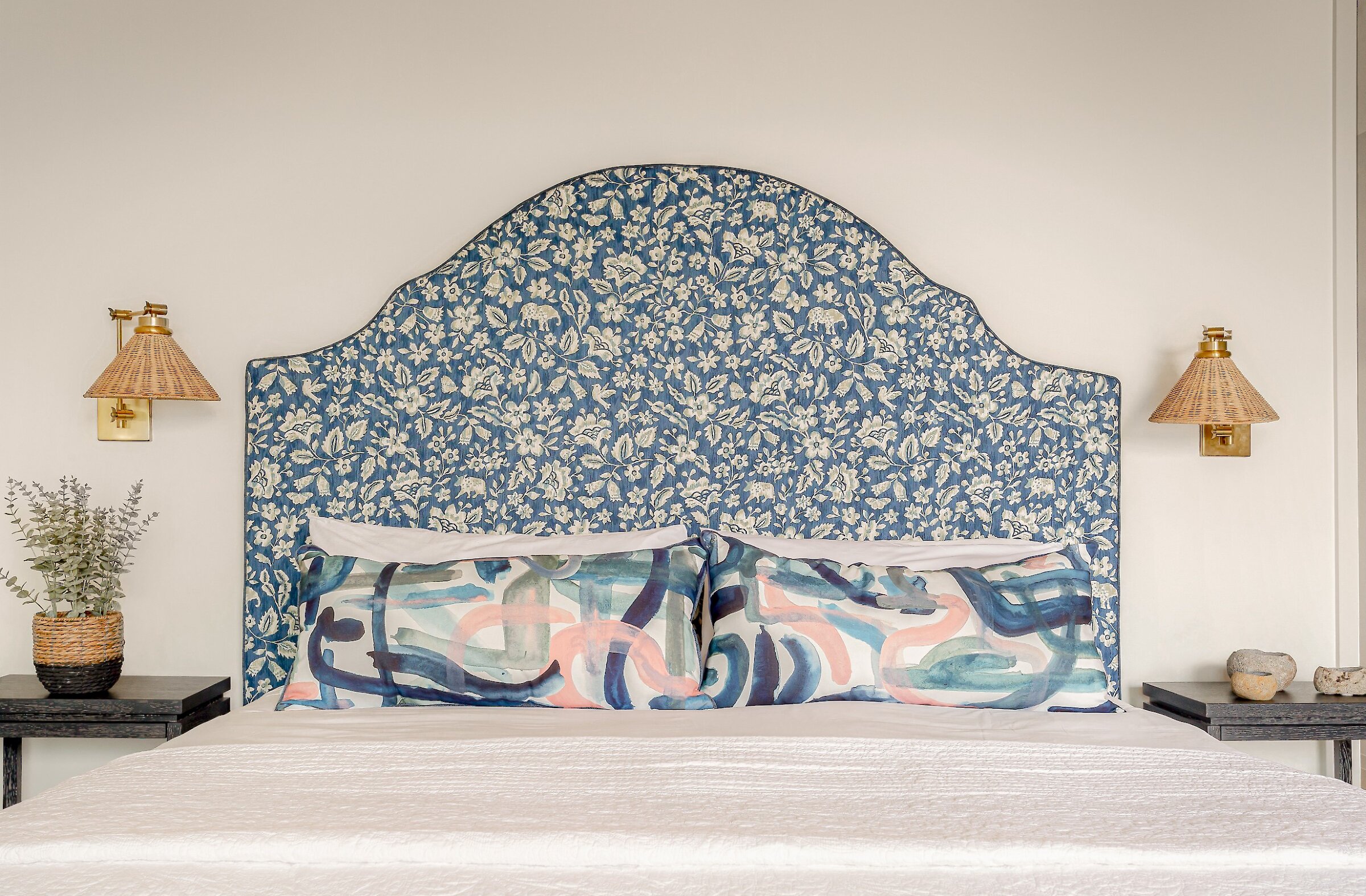 Un lit avec deux tables de chevet et des lampes