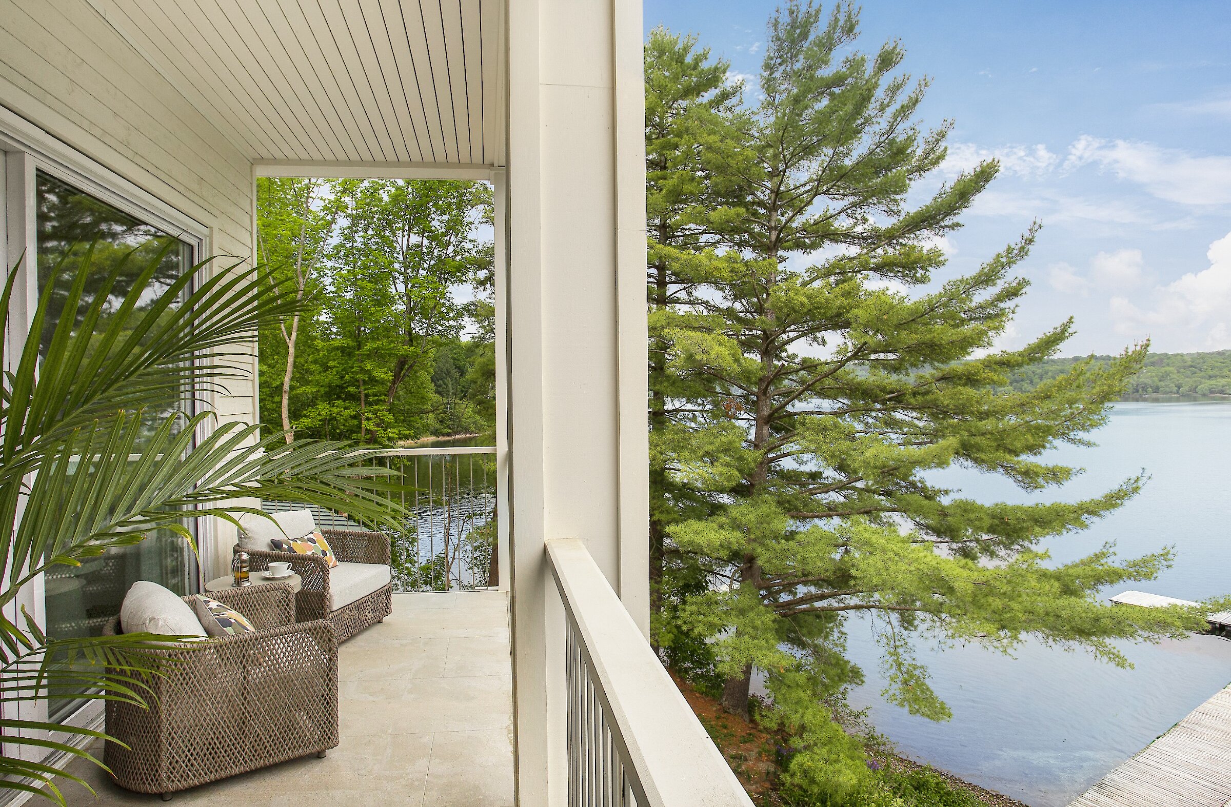 Balcon avec des chaises et une vue panoramique du lac