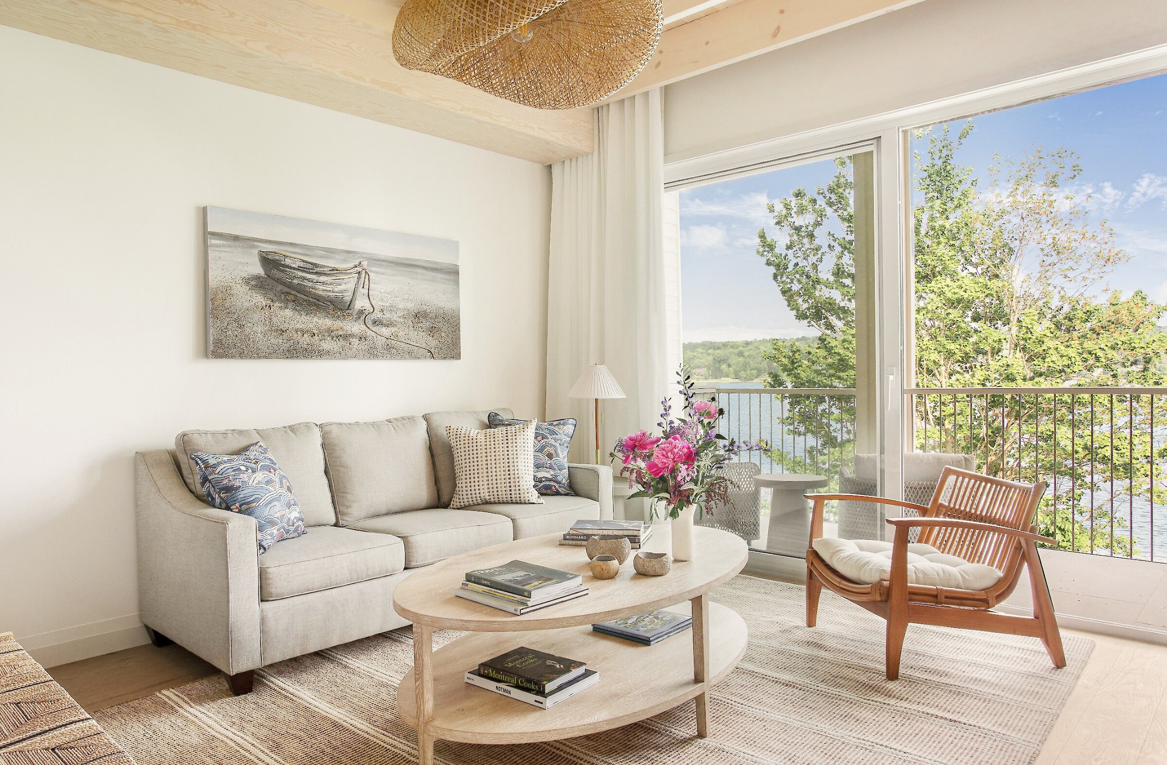 Salon avec une chaise et un canapé et une vue sur le lac